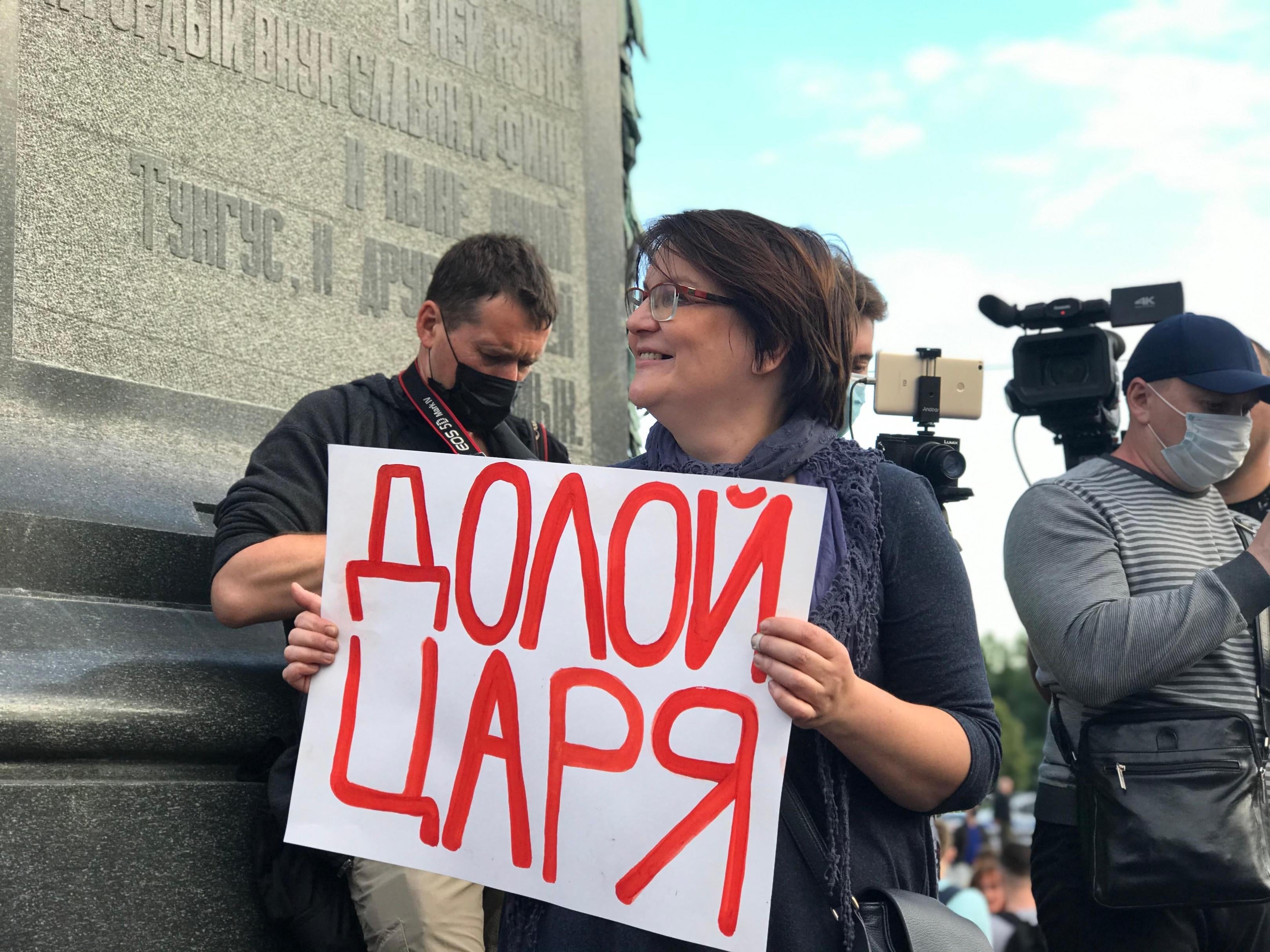 Yuliya Galyamina holding placard “Down with the Tsar”, July 2020, Moscow 