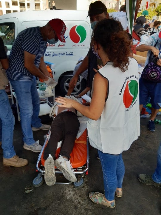 أصيب العامل الصحي كارل فريحة بعدة كريات خردق معدنية أثناء رعايته متظاهر مصاب، رغم ارتدائه لباس رسمي مميز.