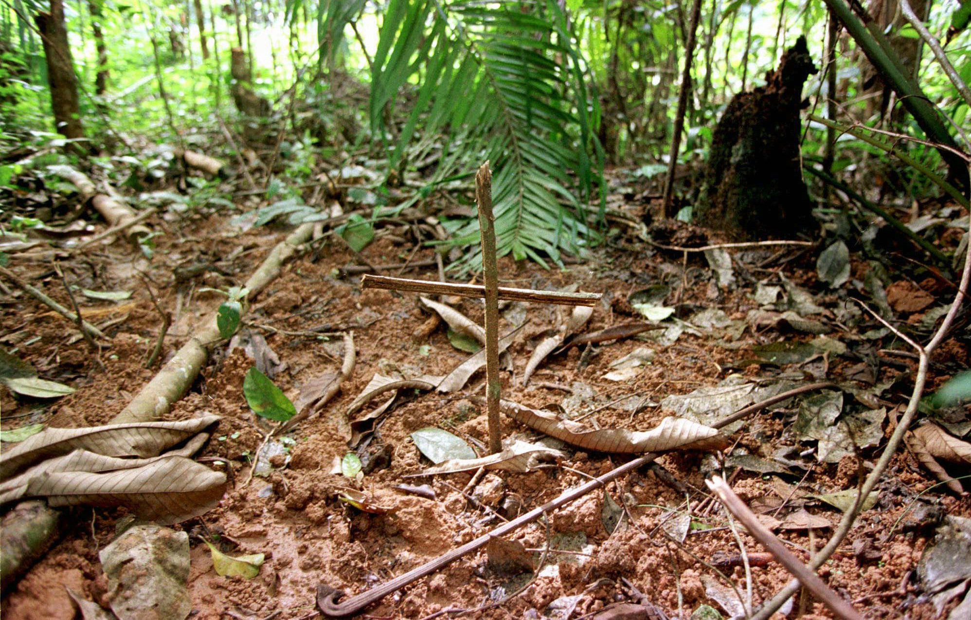 A cross marks graves near the Biaro refugee camp, an estimated 42 kilometers south of Kisangani, in eastern Democratic Republic of Congo, May 18, 1997.