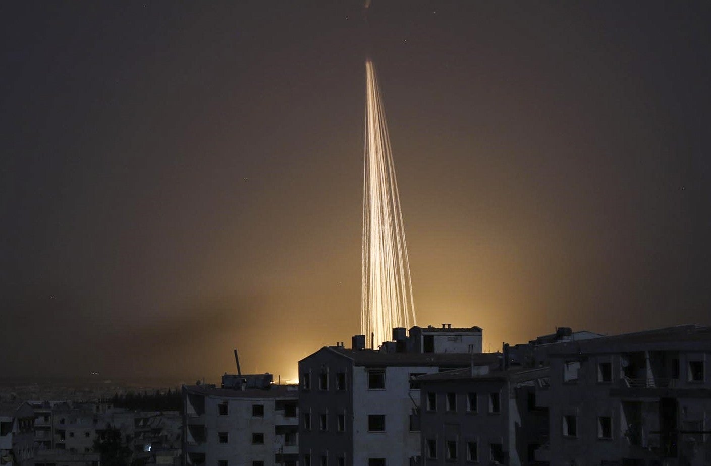Les traces jaunâtres d’un dangereux agent incendiaire largué sur le village de Kafr Hamrah, dans la province d’Alep, en Syrie, dans la nuit du 22 juin 2016.