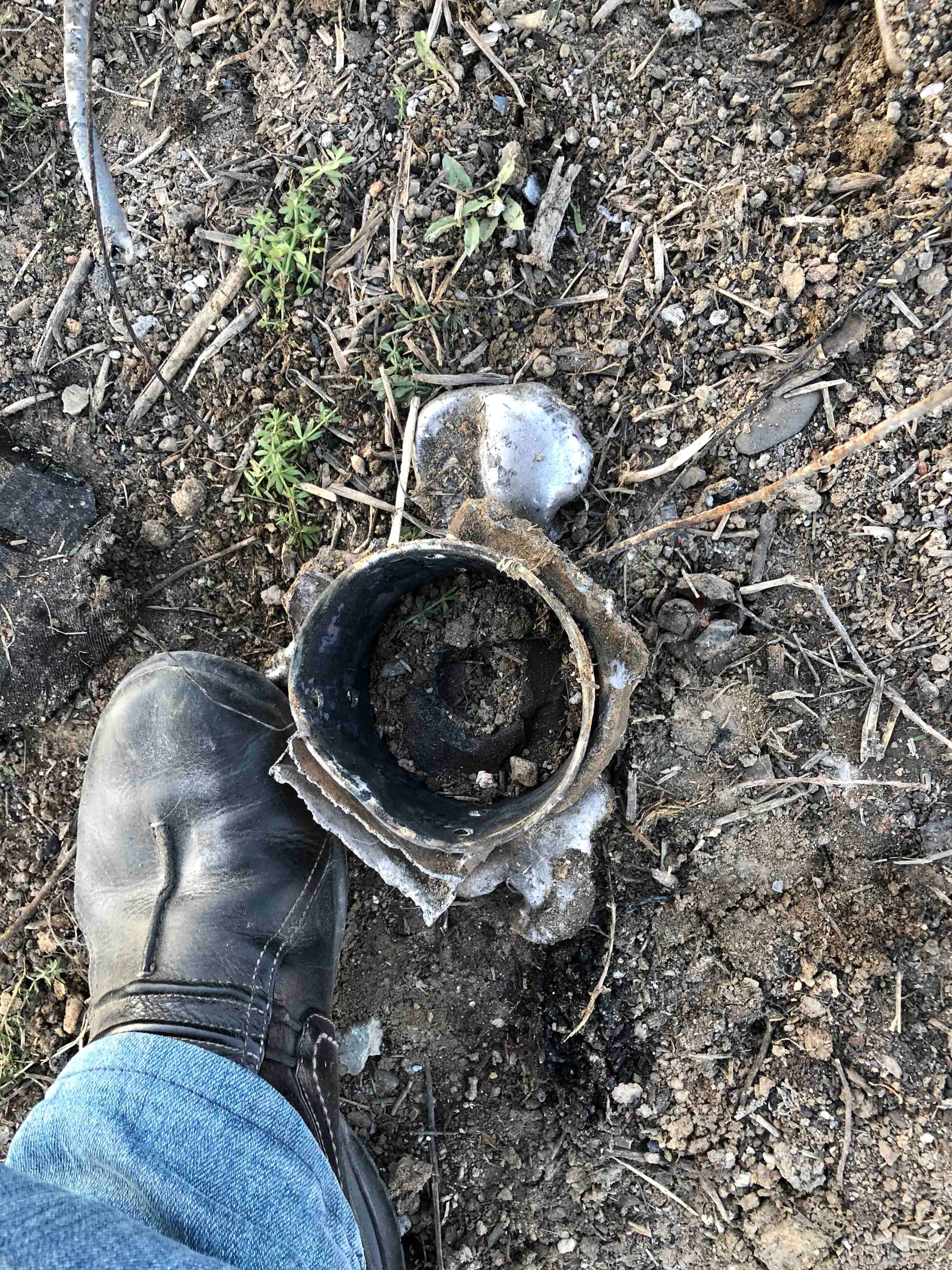 Фрагмент реактивного снаряда на территории военного госпиталя в Мартакерте, Нагорный Карабах. На основании осмотра воронок и фрагментов боеприпасов, а также с учетом кучности четырех попаданий можно предполагать, что удар наносился реактивными снарядами EXTRA израильской РСЗО LAR-160 (вариант со спутниковым наведением). 