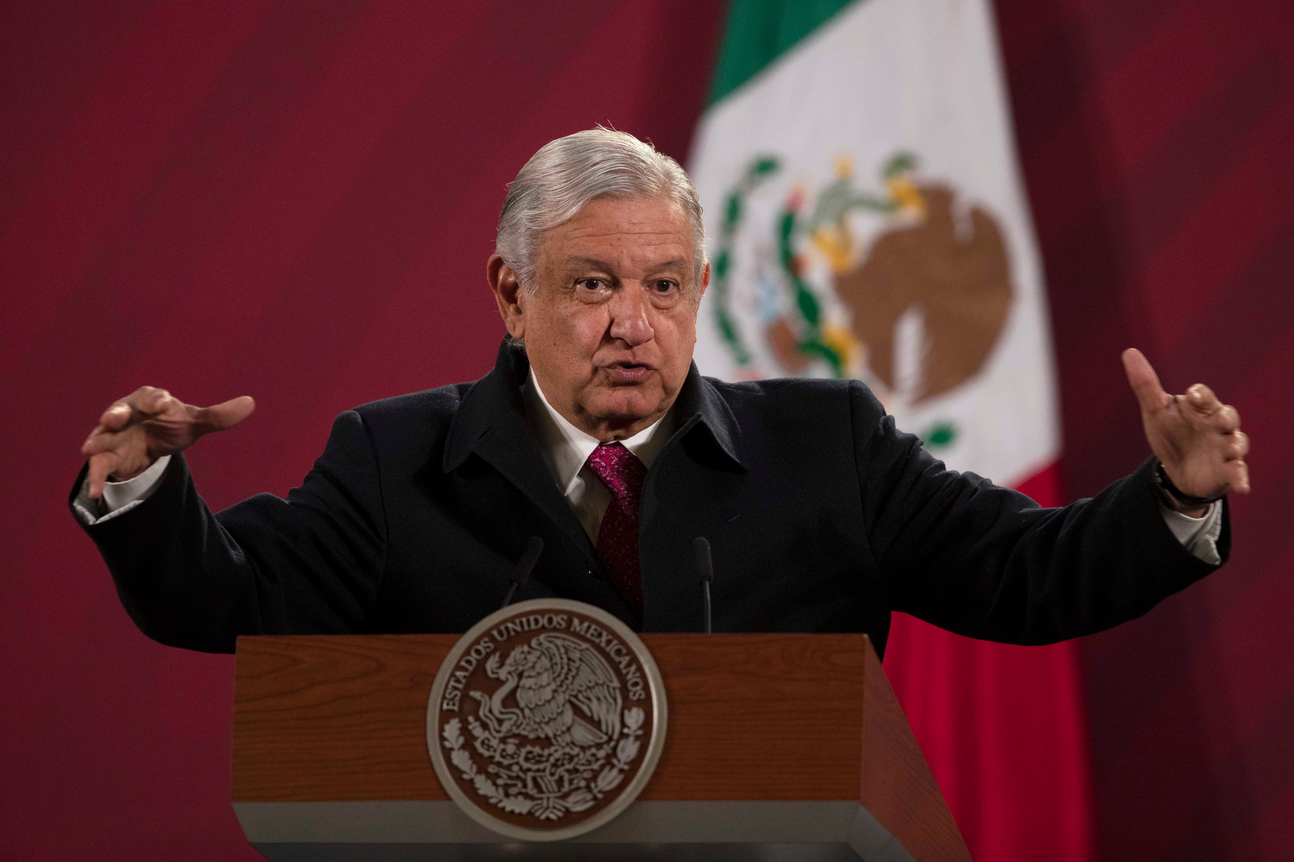 En esta foto de archivo del 18 de diciembre de 2020, el presidente mexicano Andrés Manuel López Obrador dicta su conferencia matutina desde el palacio presidencial en Ciudad de México. El 14 de enero de 2021, López Obrador prometió liderar una campaña internacional para combatir la presunta censura ejercida por compañías de redes sociales que bloquearon o suspendieron las cuentas del expresidente de Estados Unidos, Donald Trump.