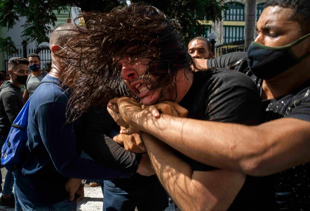 Miembros de las fuerzas de seguridad vestidos de civil detienen a un manifestante durante una protesta en La Habana, Cuba, el domingo 11 de julio de 2021.