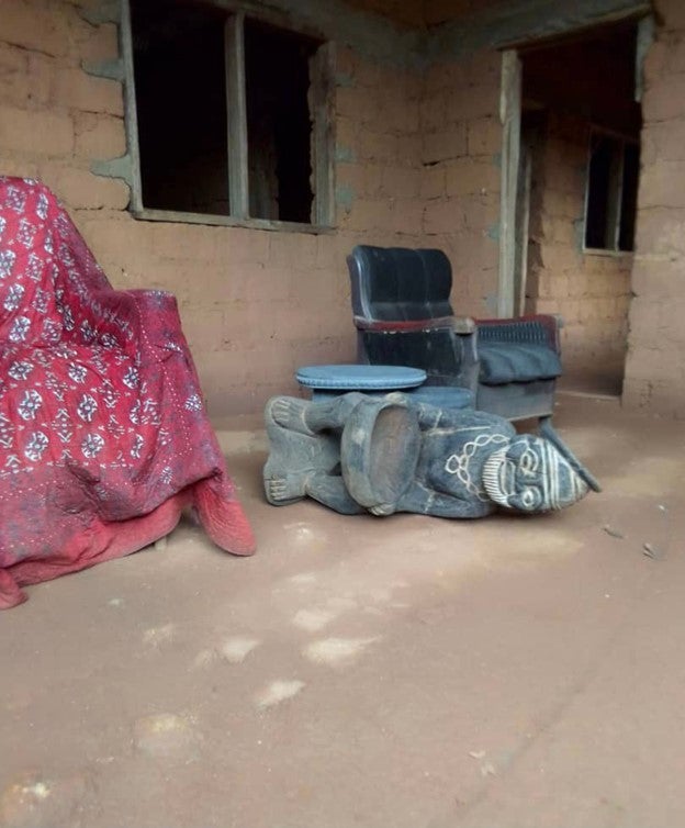 Lors d’une opération menée dans le village de Ndzeen, dans la région du Nord-Ouest, le 9 juin 2021, des soldats camerounais ont renversé une sculpture du plus vieux « Fon » à la résidence de l’actuel « Fon », l’autorité traditionnelle du village. Des habitants de Ndzeen ont déclaré à Human Rights Watch que renverser délibérément la sculpture était un signe d’irrespect et de profanation. 9 juin 2021, résidence du "Fon", Ndzeen, région du Nord-Ouest, Cameroun 