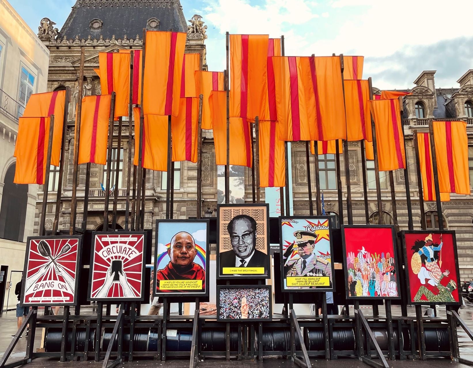 Installation de l'exposition Fighting Fear #WhatSHappeningInMyanmar Place du Palais Royal à Paris