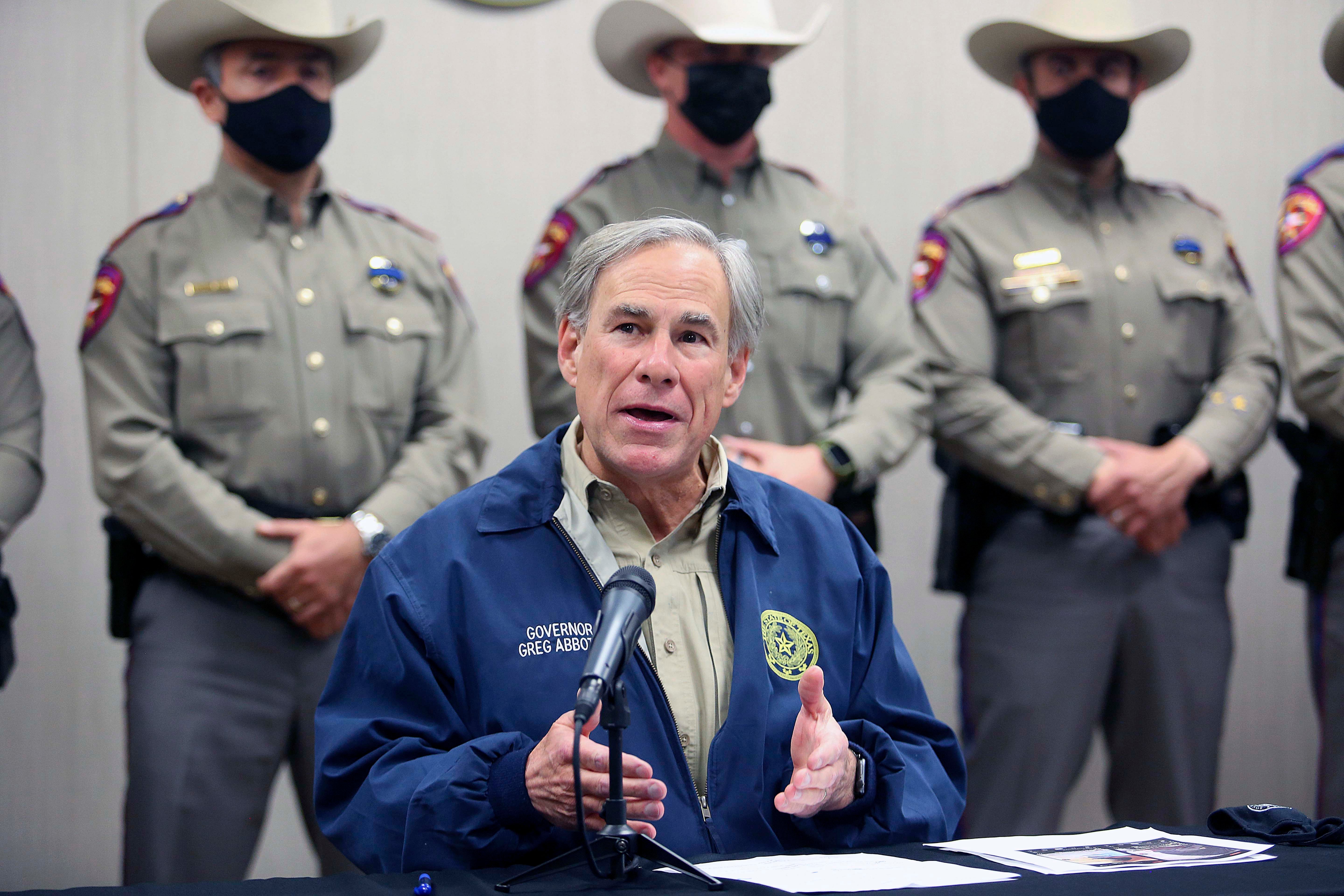 El gobernador de Texas, Greg Abbott, habla sobre la Operación Lone Star durante una conferencia de prensa en la Oficina Regional de Weslaco del Departamento de Seguridad Pública de Texas el 1 de abril de 2021, en Weslaco, Texas.