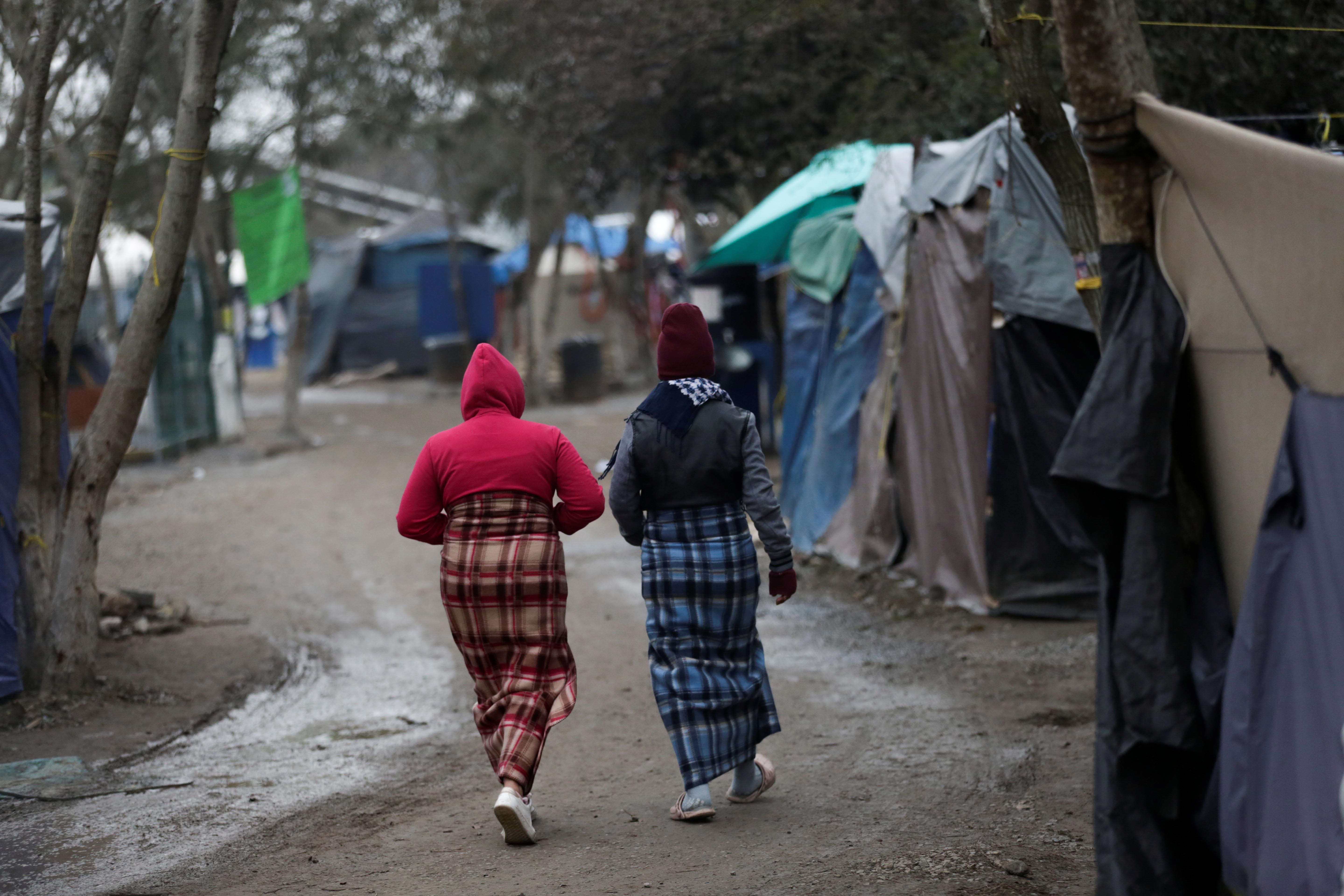 Mujeres migrantes caminan en un campamento de migrantes en Matamoros, México, el 18 de febrero de 2021.