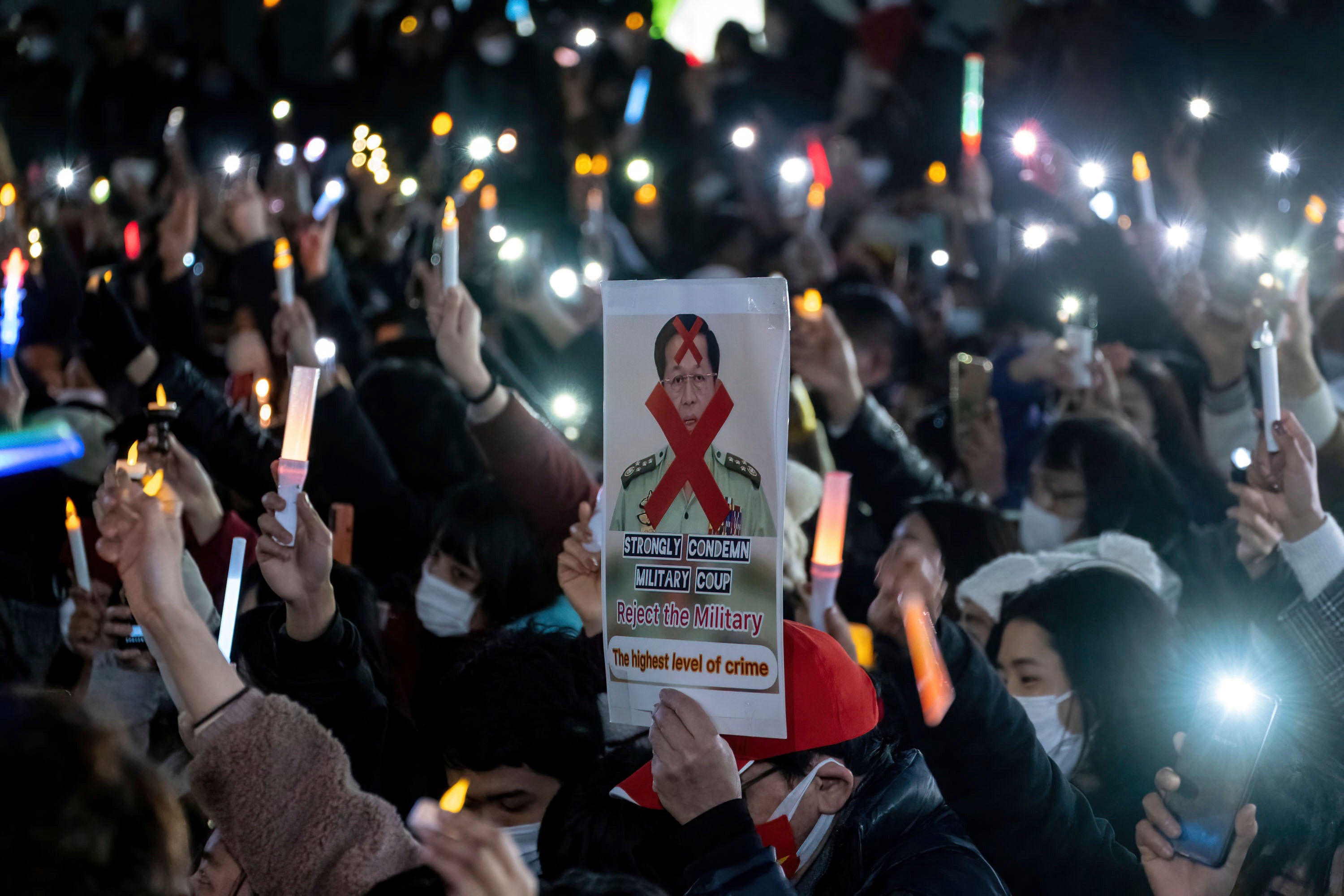 国連大学のデモでミャンマーのクーデター指導者ミン・アウン・フラインに反対するプラカードを掲げるデモ参加者