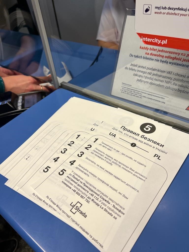 Ulotki fundacji przeciwdziałającej handlowi ludźmi La Strada na głównym dworcu kolejowym w Krakowie ze wskazówkami dla uchodźców z Ukrainy, jak uniknąć bycia ofiarą handlu ludźmi, 25 marca 2022 r. 