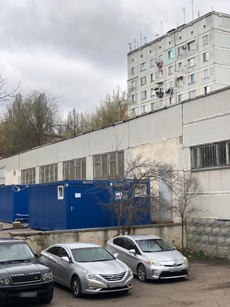 Контейнеры с душевыми кабинами у центра FRISPA. В течение первых нескольких дней после прибытия беженцев в центре была только одна душевая с небольшим водонагревателем. Кишинев, Молдова, апрель 2022. 