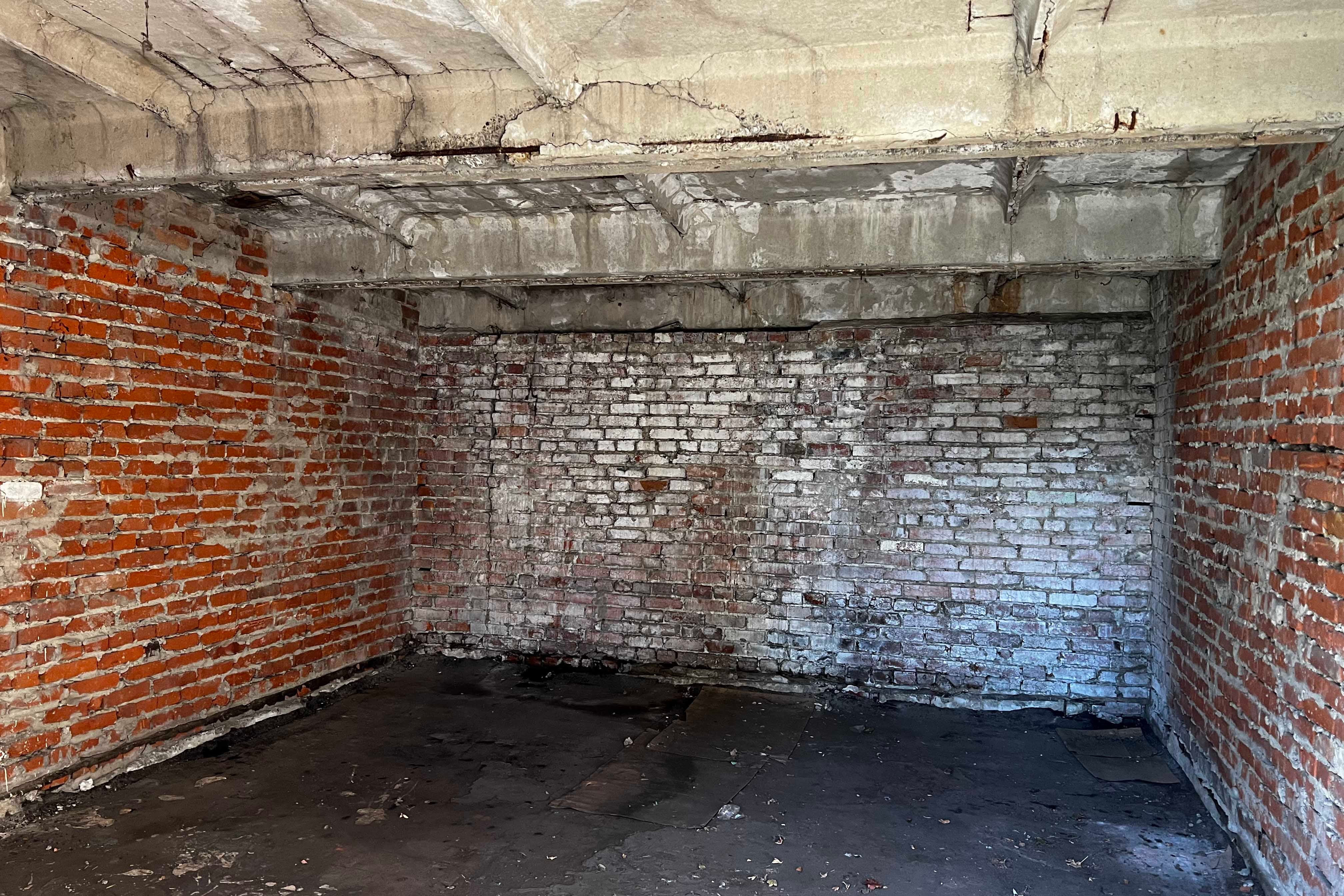 Uno de los dos garajes en los que las fuerzas rusas retuvieron a los hombres en el recinto de la Policlínica de Ferrocarriles de la ciudad de Izium, Ucrania, el 22 de septiembre de 2022. 