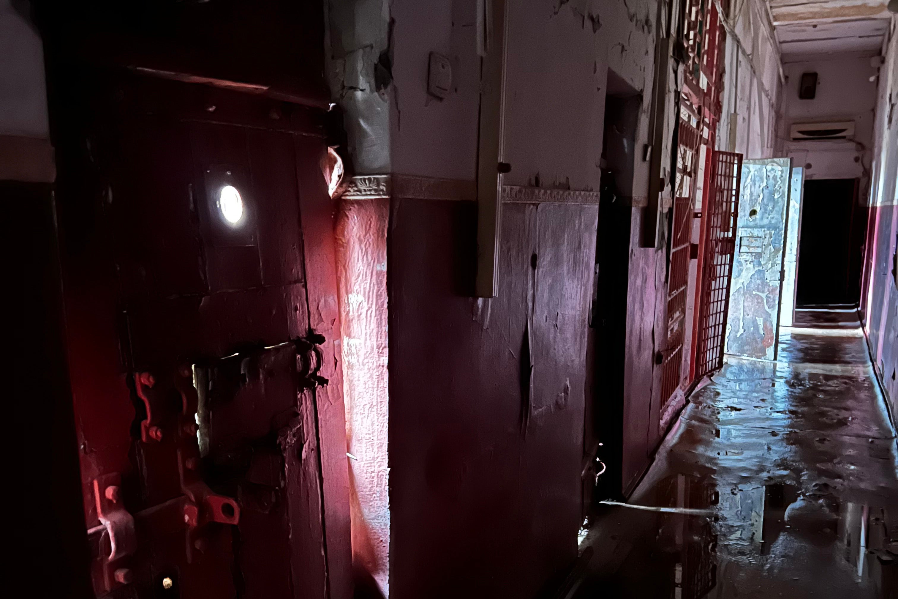 Un pasillo de celdas en la comisaría central de Izium que las fuerzas rusas utilizaron para retener a numerosas personas, 23 de septiembre de 2022 