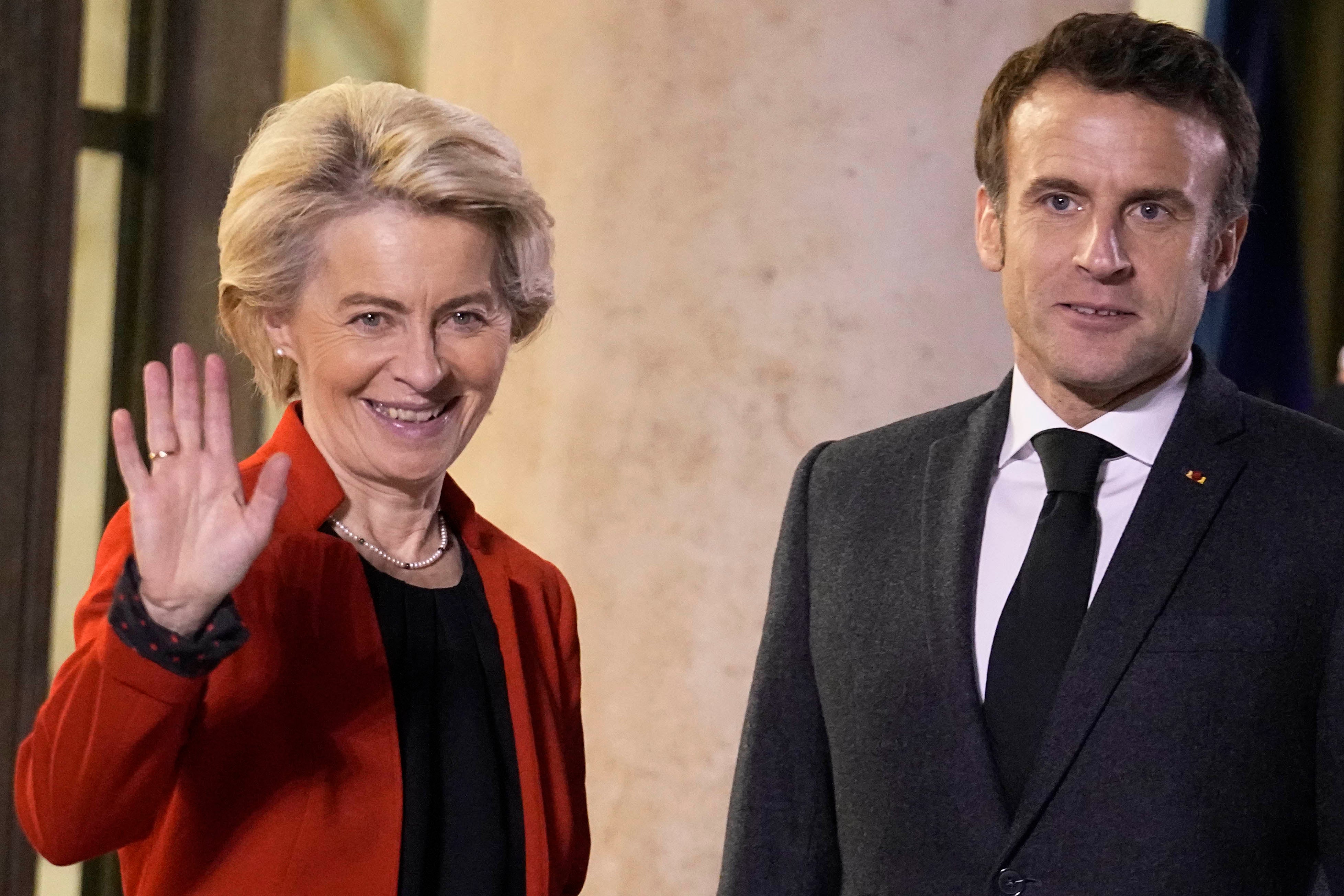 Le président français Emmanuel Macron, à droite, accueillait la présidente de la Commission européenne Ursula von der Leyen, à l'Elysée, à Paris, le 12 décembre 2022. 