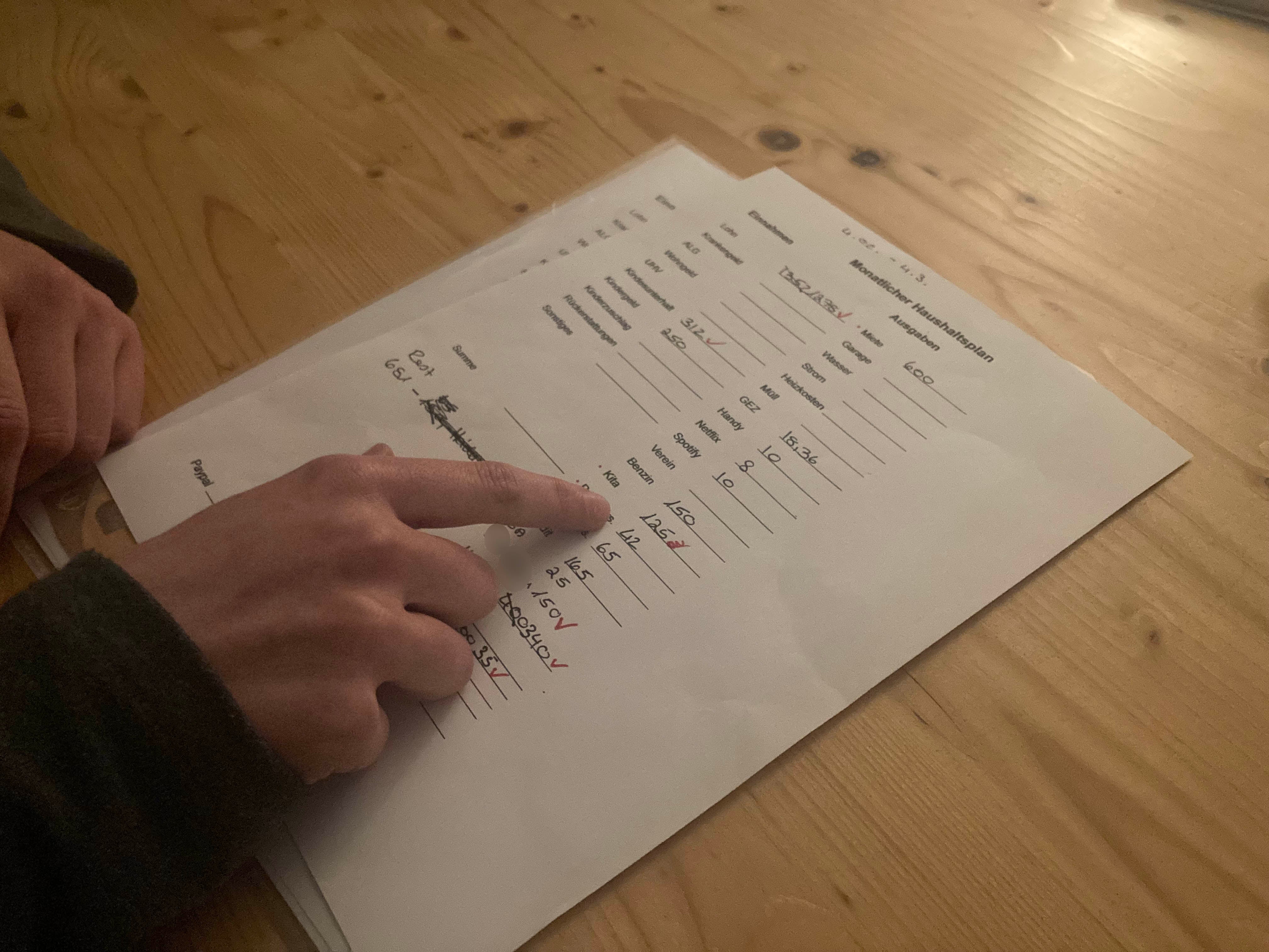 "Maggie", eine 36-jährige alleinerziehende Mutter in Baden-Württemberg, Deutschland, berechnet ihr monatliches Haushaltsbudget, während die Lebensmittel- und Energiepreise rapide steigen, Februar 2023.