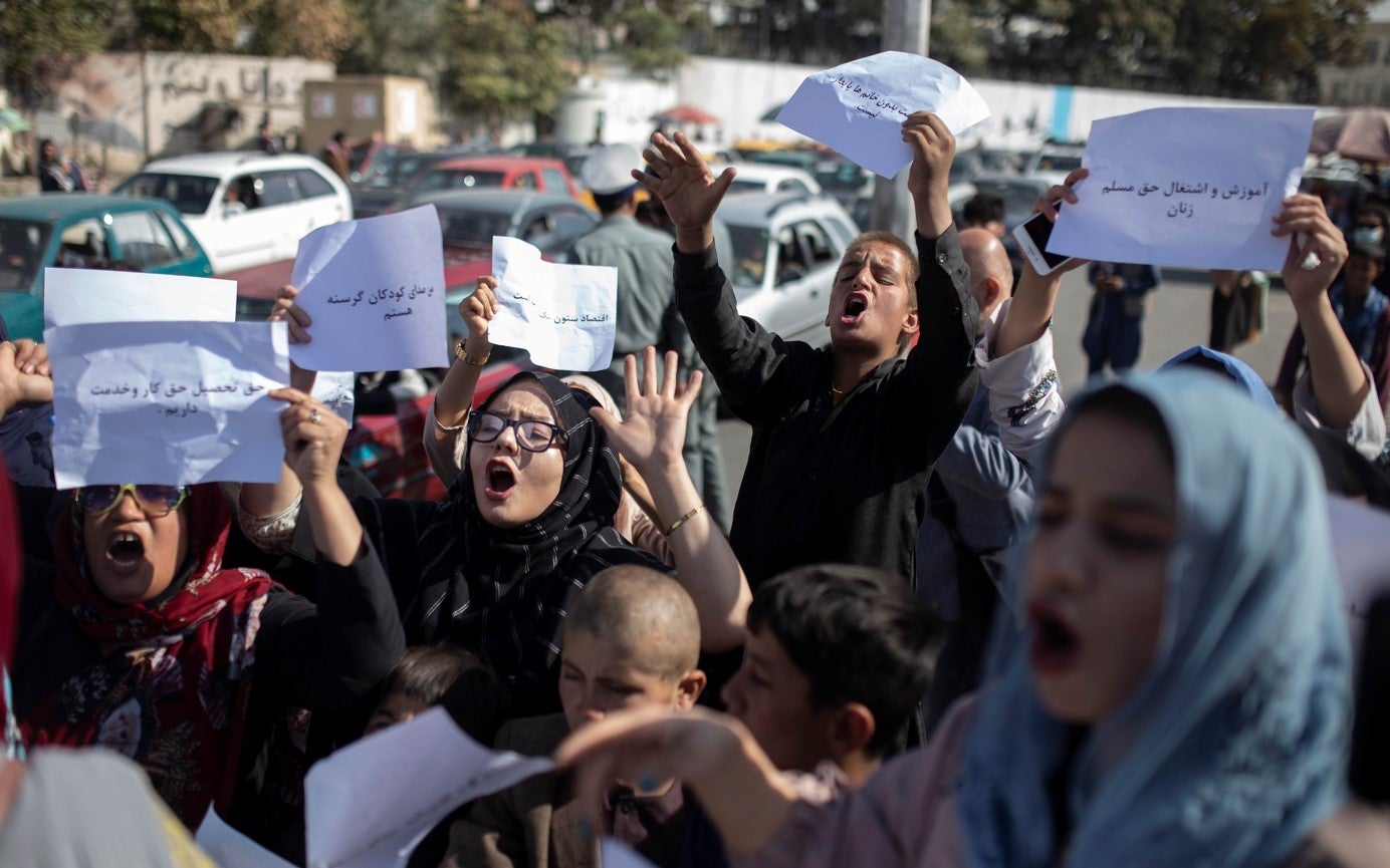 Des femmes afghanes chantent lors d'une manifestation à Kaboul, en Afghanistan, le 21 octobre 2021. ©2021/AP Photos/ Ahmad Halabisaz via AP Photo