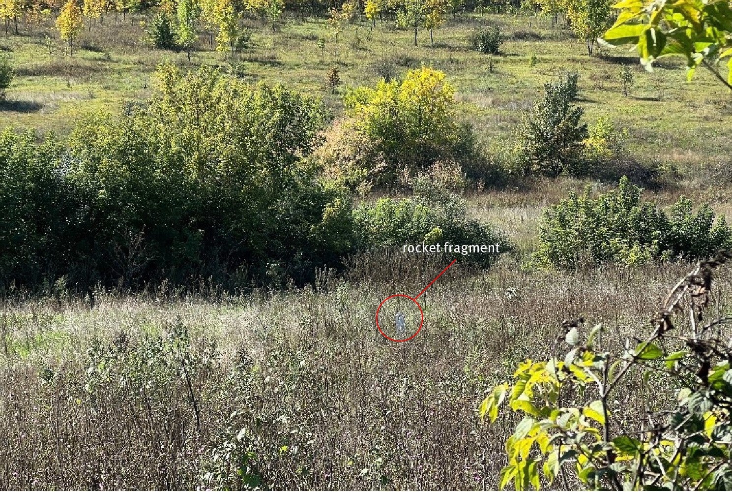 L’ogive d'une roquette Uragan de la série 9M27K, qui a atterri devant la maison d'une femme vivant sur la rive gauche de la rivière Siverskyi Donets à Izioum en 2022, lorsque les forces ukrainiennes combattaient les forces russes qui occupaient alors cette zone. Chaque roquette Uragan est munie de 30 sous-munitions 9N210 ou 9N235. Celle-ci semblait avoir été tirée à partir d’un emplacement proche des positions ukrainiennes. © 2022 Privé