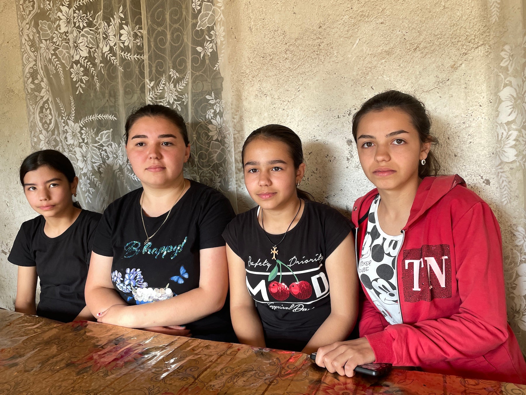 Ariana, 11 ans, Agnessa, 22 ans, Melinda, 12 ans, et Amanda, 18 ans, à Tatev, en Arménie, au lendemain de leur long voyage depuis le Haut-Karabakh, le 29 septembre 2023. 