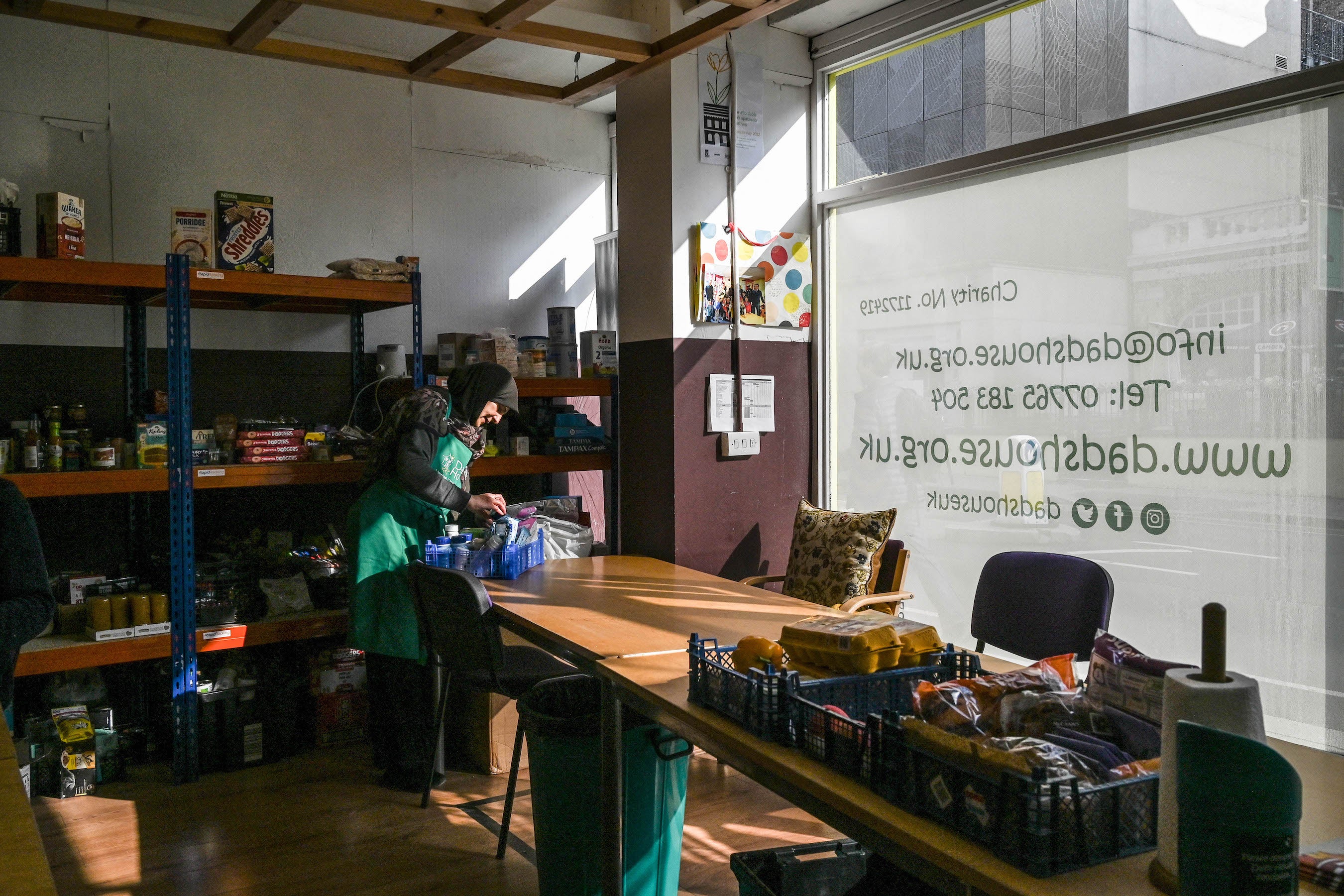 De la nourriture et des produits ménagers sont disposés pour être donnés aux personnes dans le besoin à l'association caritative Dads House dans le quartier de West Brompton à Londres, au Royaume-Uni, le 13 octobre 2022.
