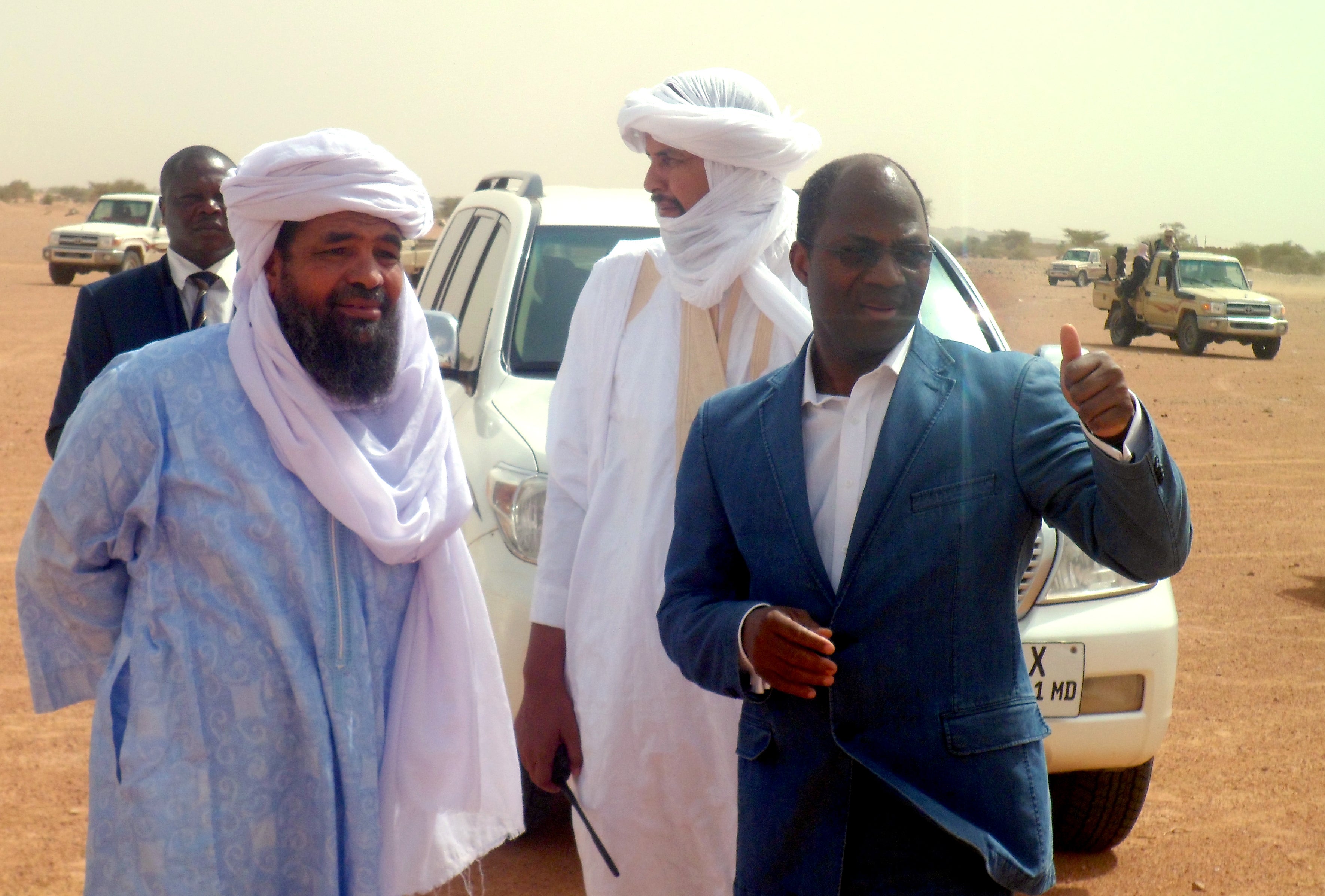 Iyad Ag Ghaly, à gauche, avec Djibrille Bassole.