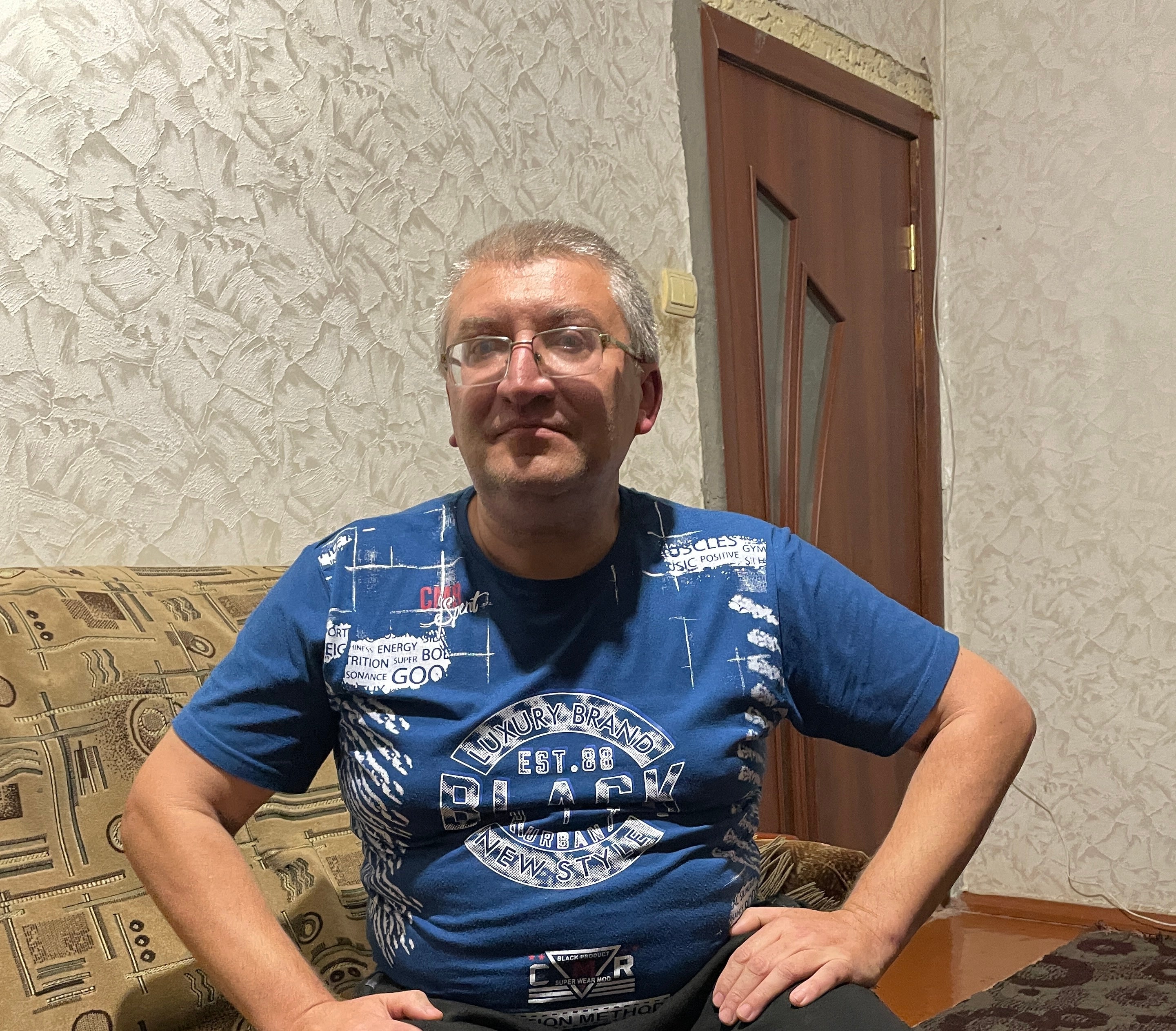 Віталій Чернов у себе вдома в селищі Борівське, Україна, листопад 2022 року 