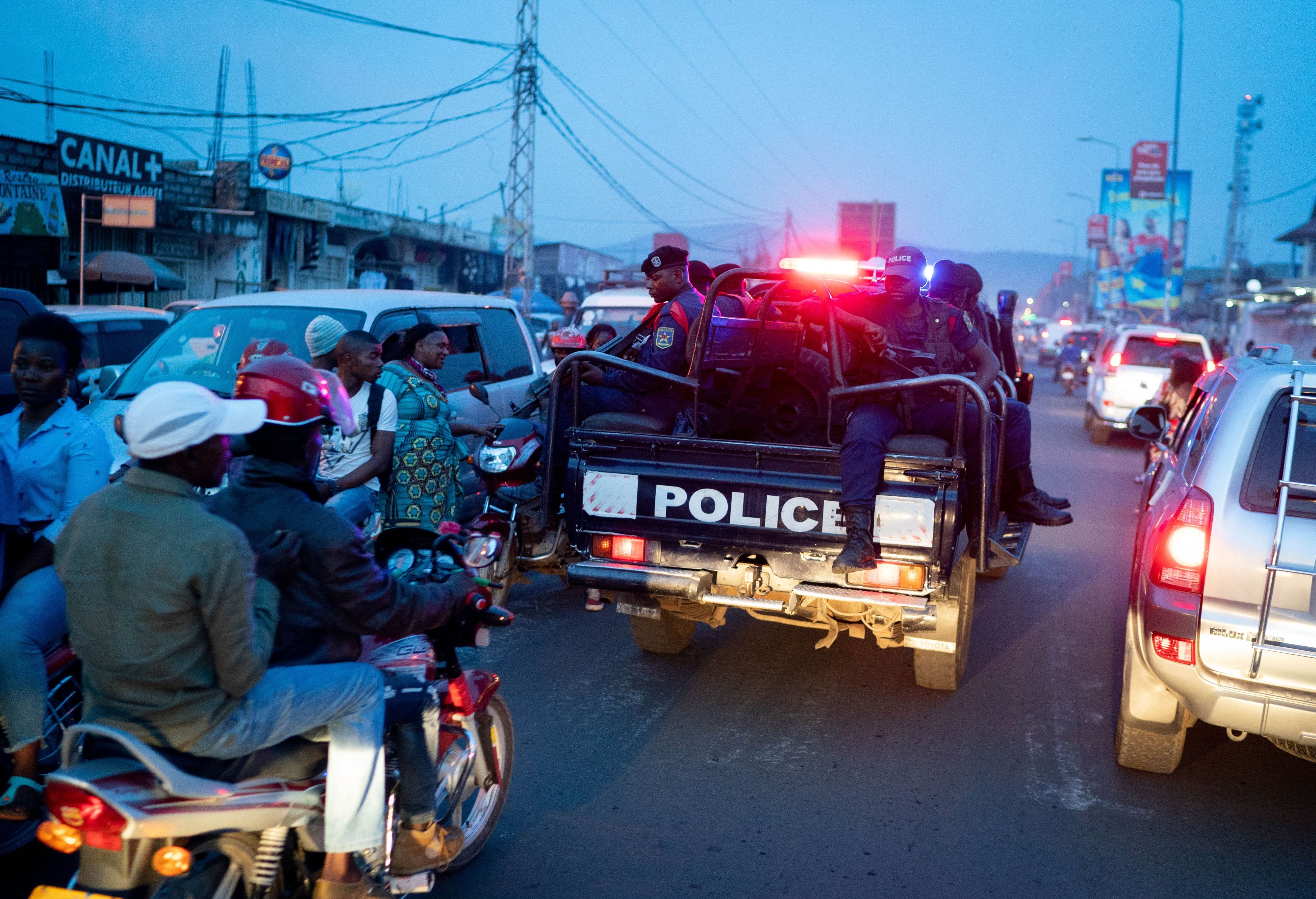 Voiture de police traversant Goma, en Republique démocratique du Congo