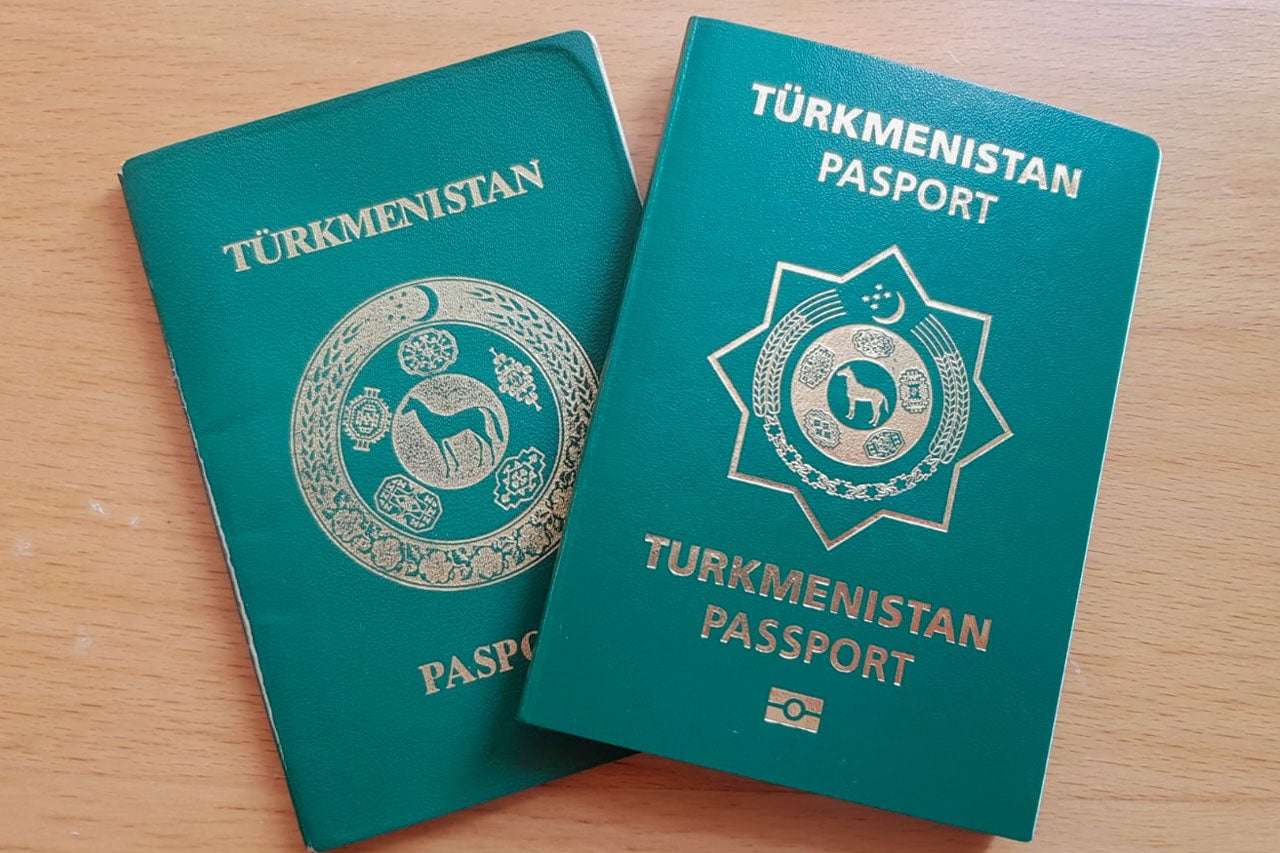 Couverture de deux passeports turkmènes