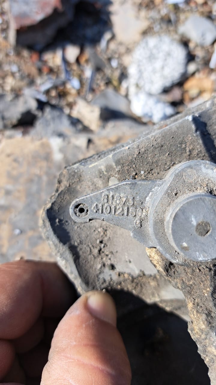 Un fragment de bombe (partie métallique grise) trouvé par le propriétaire du Hasbaya Village Resort situé dans le sud du Liban, Anoir Ghaida, peu après la frappe israélienne menée le 25 octobre 2024 contre ce complexe hôtelier.