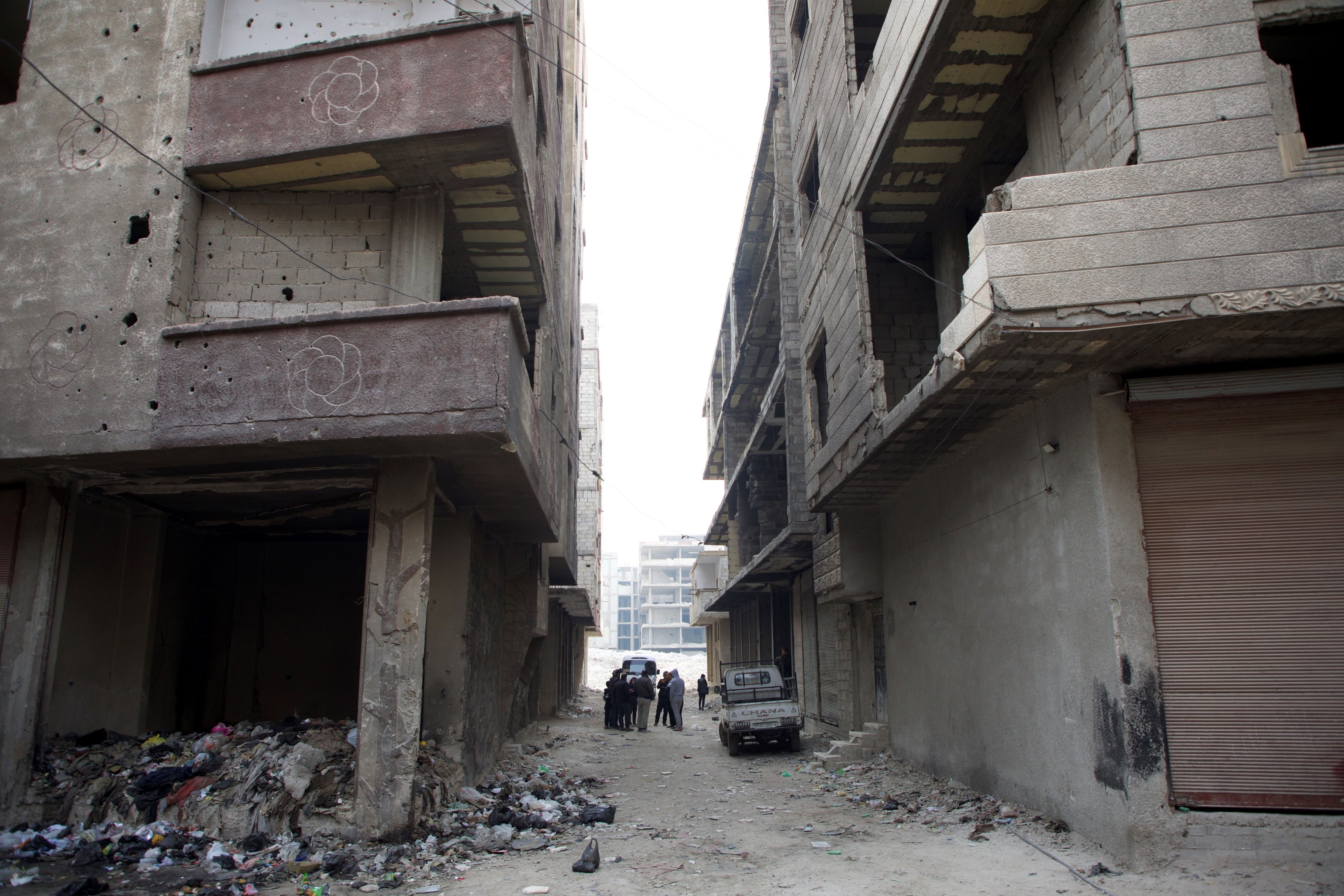 Am 11. Dezember 2024 besuchen Forscher von Human Rights Watch den Ort des Massengrabs in Tadamon, Damaskus.