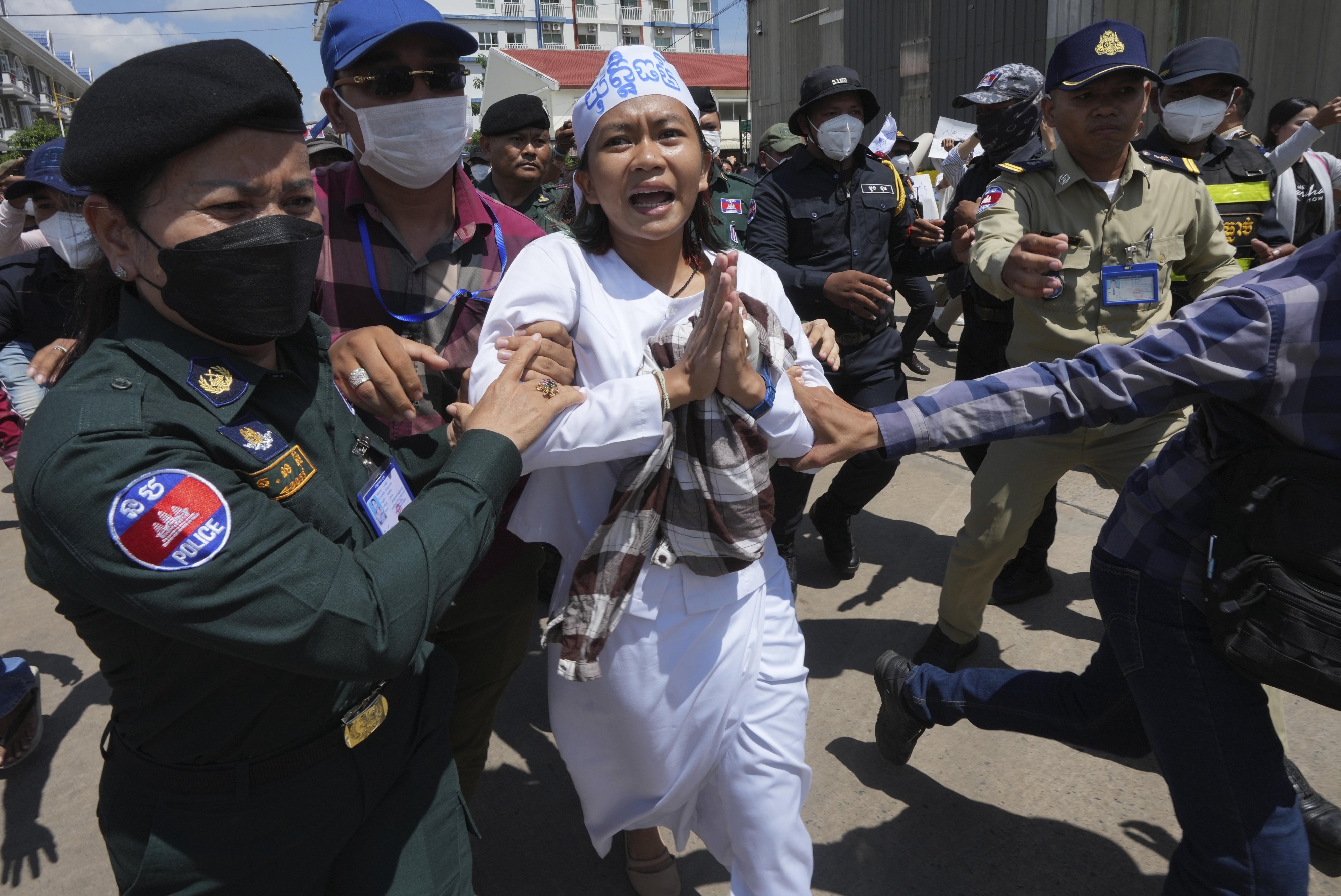 La militante écologiste cambodgienne Phuon Keoraksmey était escortée par des policiers à la suite du verdict de culpabilité prononcé dans le procès pénal de 10 activistes de l'ONG Mother Nature, dont elle-même, au Tribunal municipal de Phnom Penh, le 2 juillet 2024.