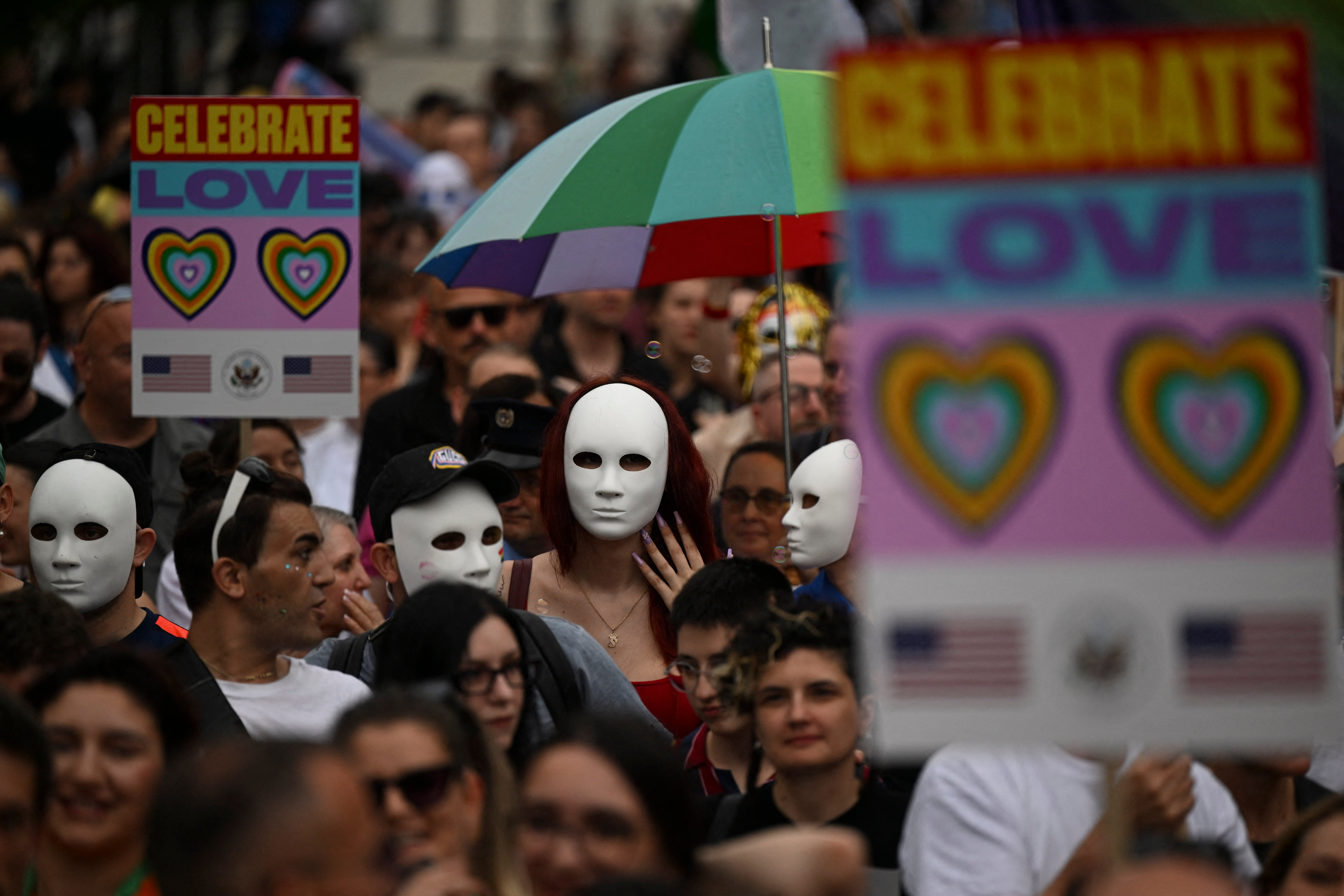 Ljudi učestvuju na Paradi ponosa LGBTK zajednice u Prištini 8. juna 2024, tražeći „slobodu“ i „jednaka prava“ na Kosovu