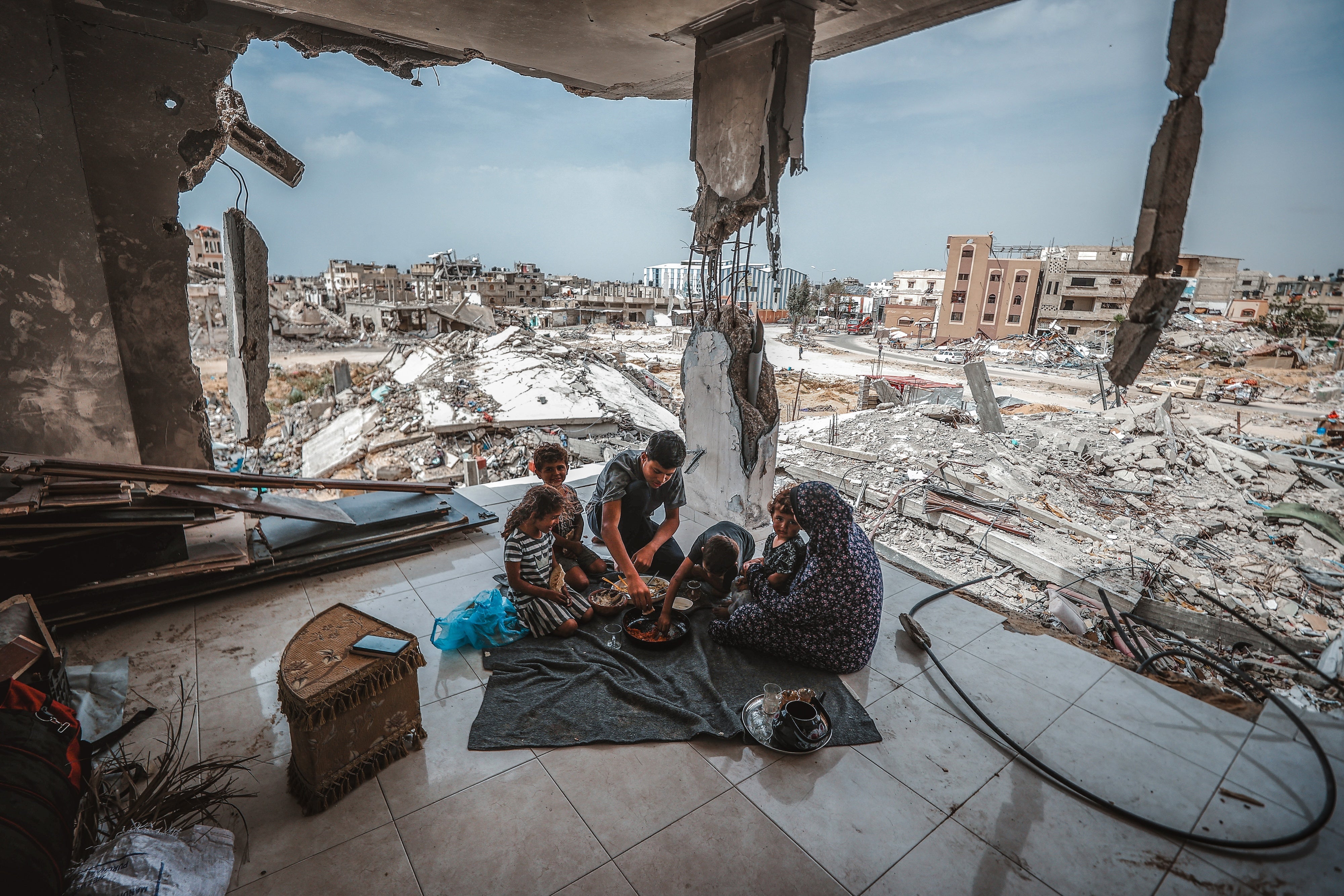 Palestinians returning to Khan Younis in Gaza, April 26, 2024.