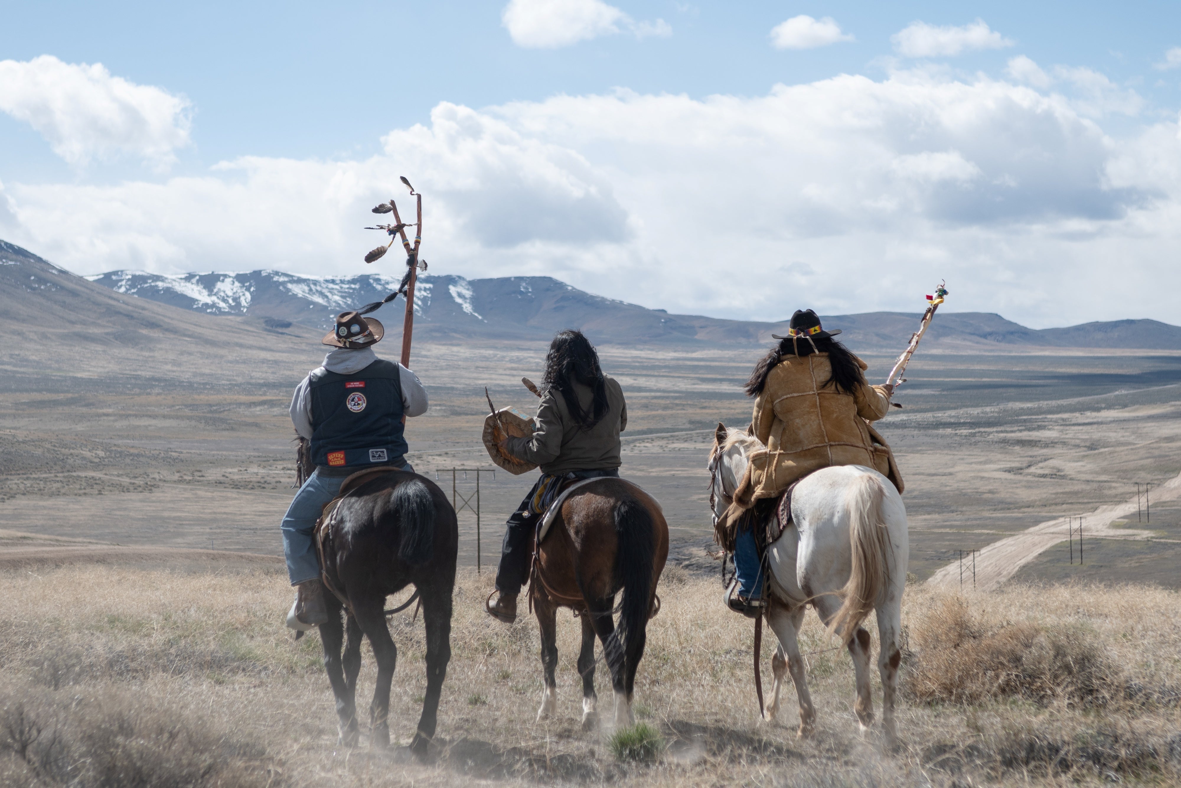 Trois membres des communautés autochtones Numu/Nuwu et Newe parcouraient à cheval une terre ancestrale dénommée « Peehee Mu’huh », dans le Nevada, le 26 mars 2024. Cette zone, sacrée pour leurs peuples, a été en partie rasée pour être remplacée par une mine de lithium.