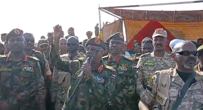 Yasir Al-Atta, un général des Forces armées soudanaises (FAS), prononçait un discours le 19 janvier 2025, neuf jours après l’attaque menée par les Forces du Bouclier du Soudan à Tayba. Derrière lui se trouvait Abou Akla Keikel (deuxième à partir de la droite), le chef des Forces du Bouclier du Soudan.