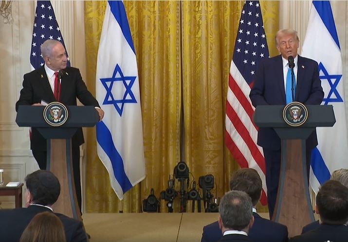 Le président américain Donald Trump, à droite, s’exprimait lors d'une conférence de presse tenue conjointement avec le Premier ministre israélien Benjamin Netanyahu à la Maison Blanche à Washington, le 4 février 2025.