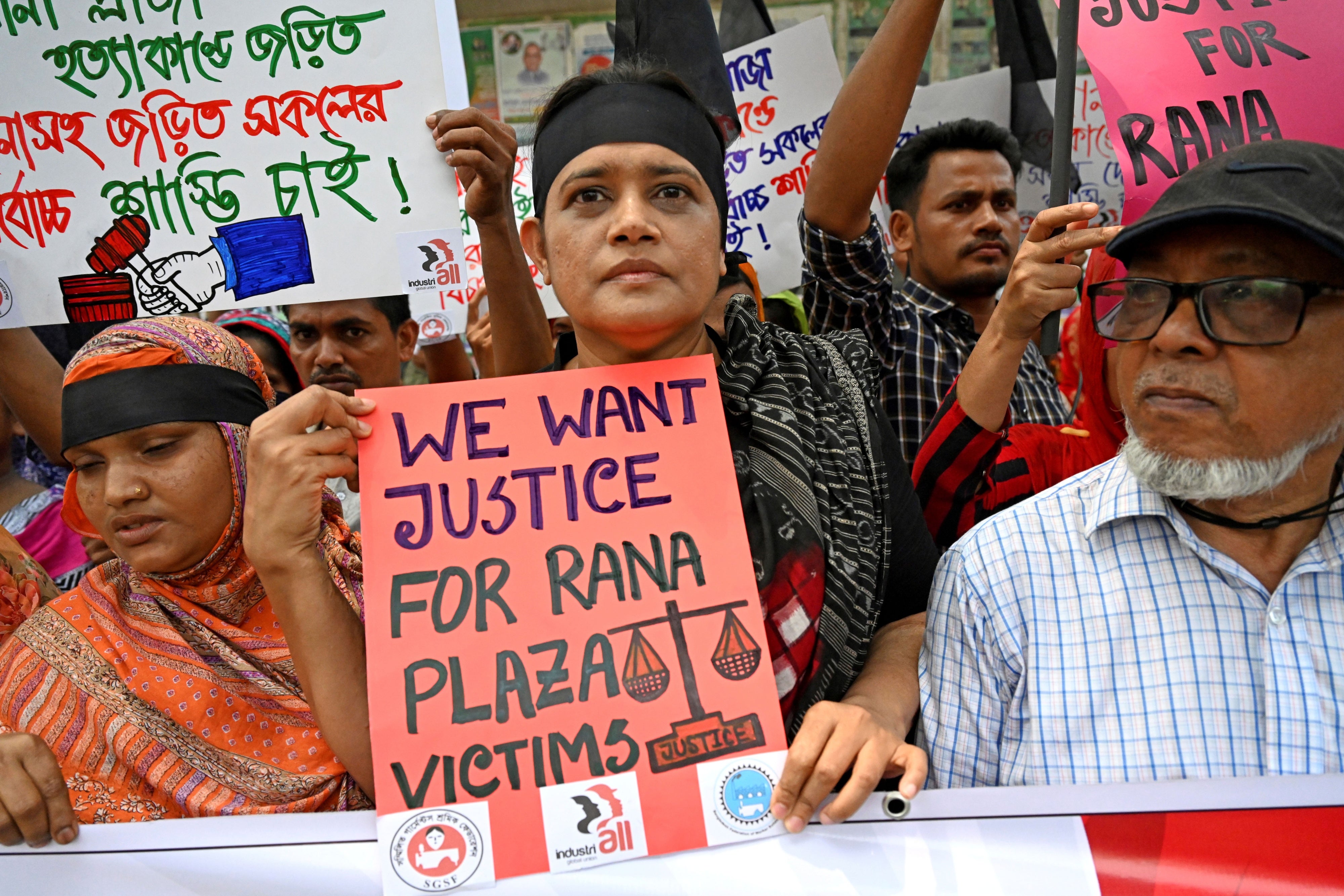 Des activistes de la Fédération bangladaise de solidarité avec les travailleurs participaient à un rassemblement à Dhaka, au Bangladesh, le 7 mai 2023, dix ans après l'effondrement du bâtiment «  Rana Plaza ».
