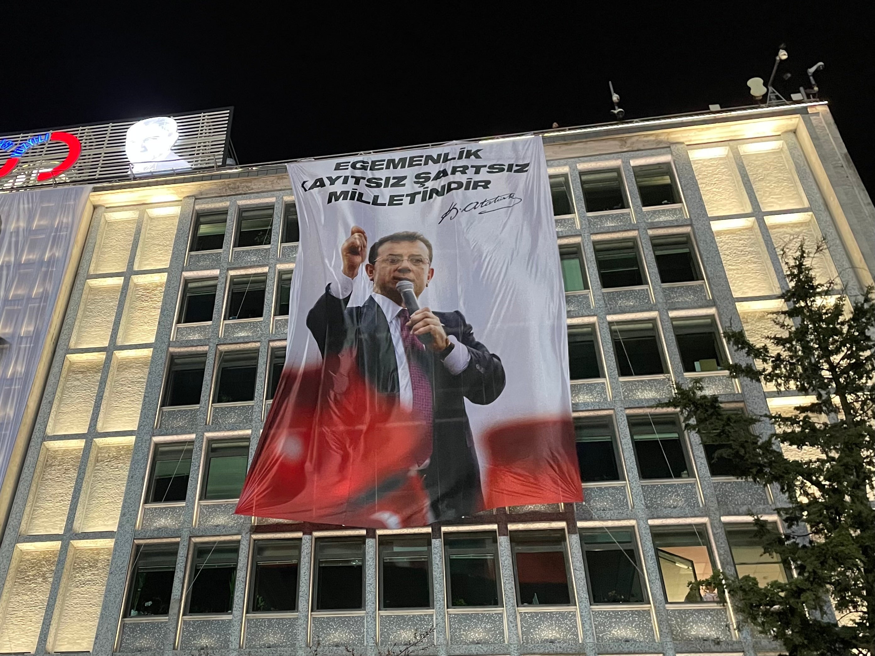 Une gigantesque bannière avec la photo du maire d'Istanbul, Ekrem Imamoglu, était suspendue sur la façade du siège de la Municipalité métropolitaine d'Istanbul, en Turquie, le 22 mars 2025. 