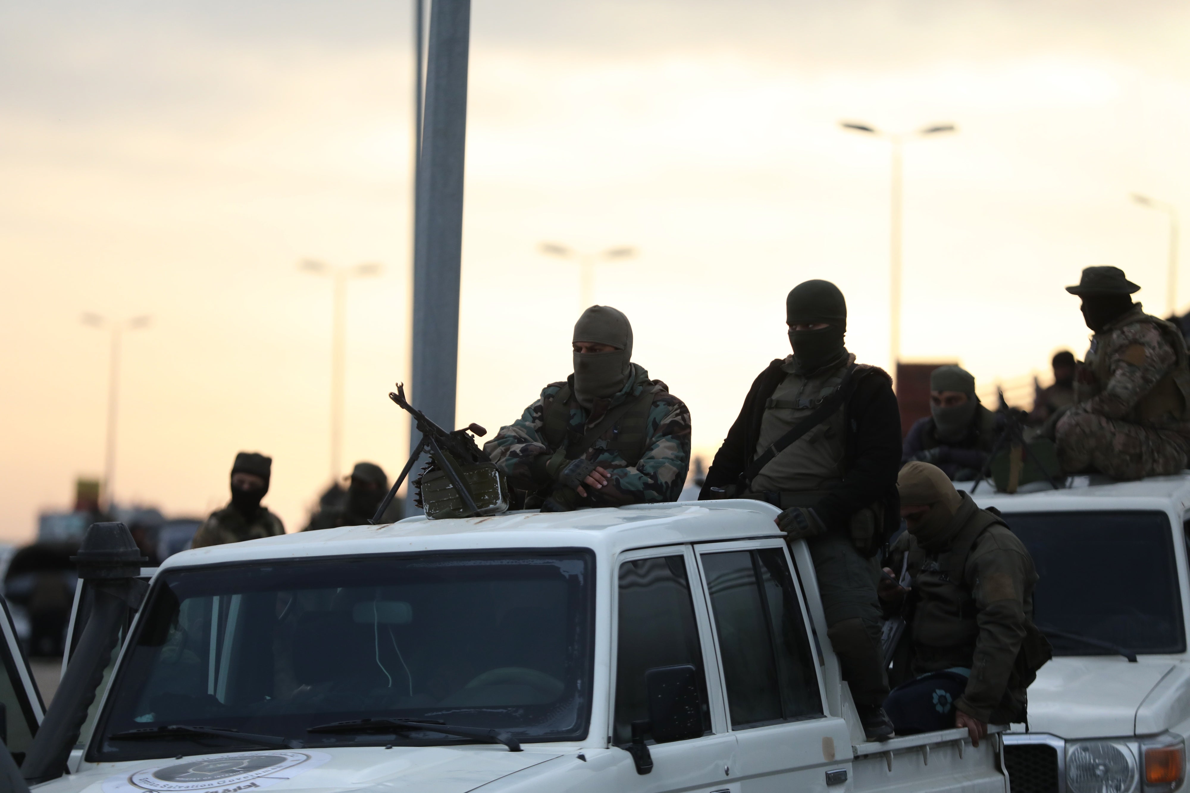 Des combattants masqués affiliés au nouveau gouvernement syrien surveillaient les alentours à bord de véhicules circulant dans la ville portuaire de Tartous, dans l’ouest de la Syrie, le 7 mars 2025.