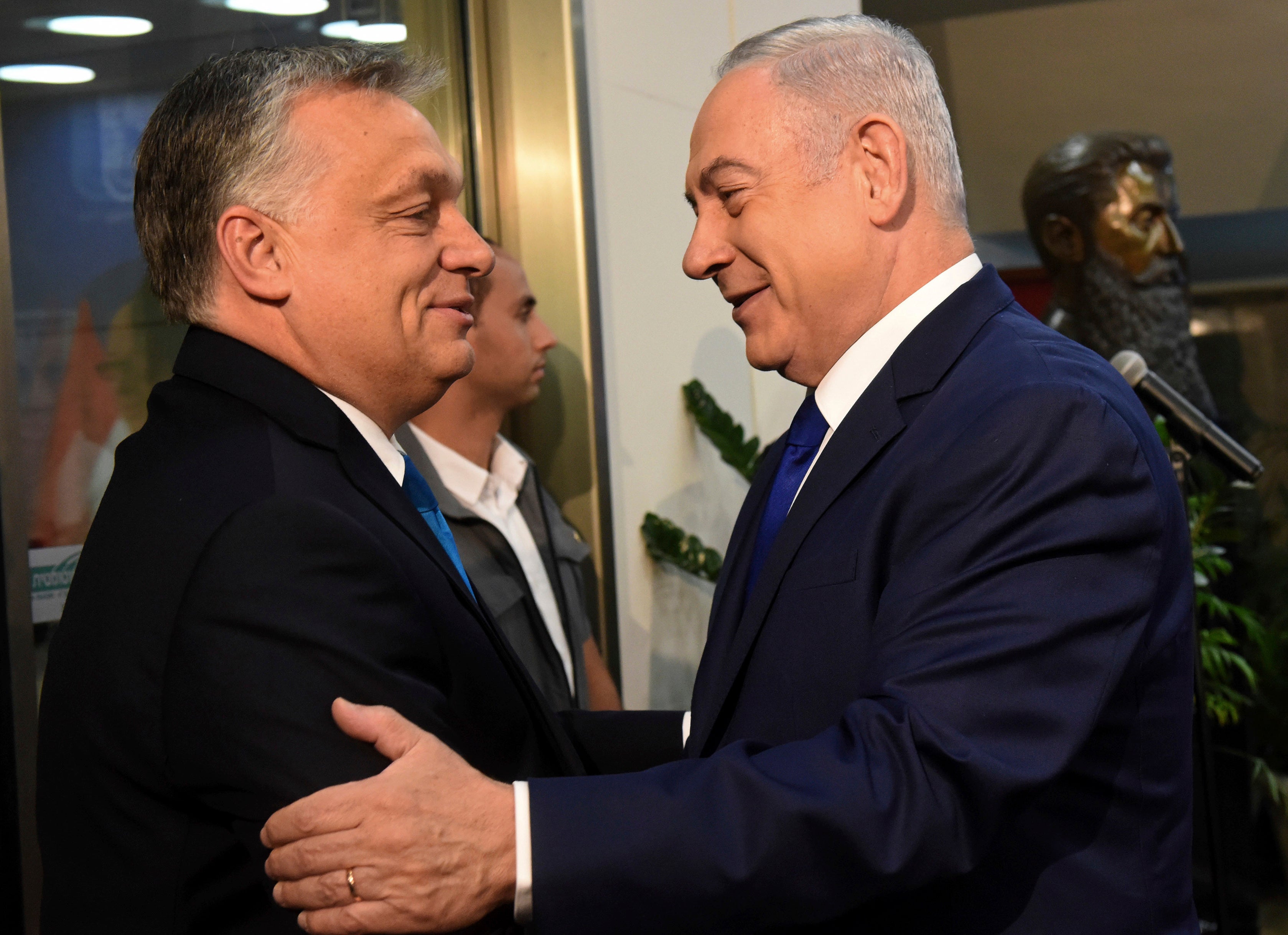 Der ungarische Ministerpräsident Viktor Orban (links) wird am 19. Juli 2018 vom israelischen Premierminister Benjamin Netanjahu in Jerusalem begrüßt.