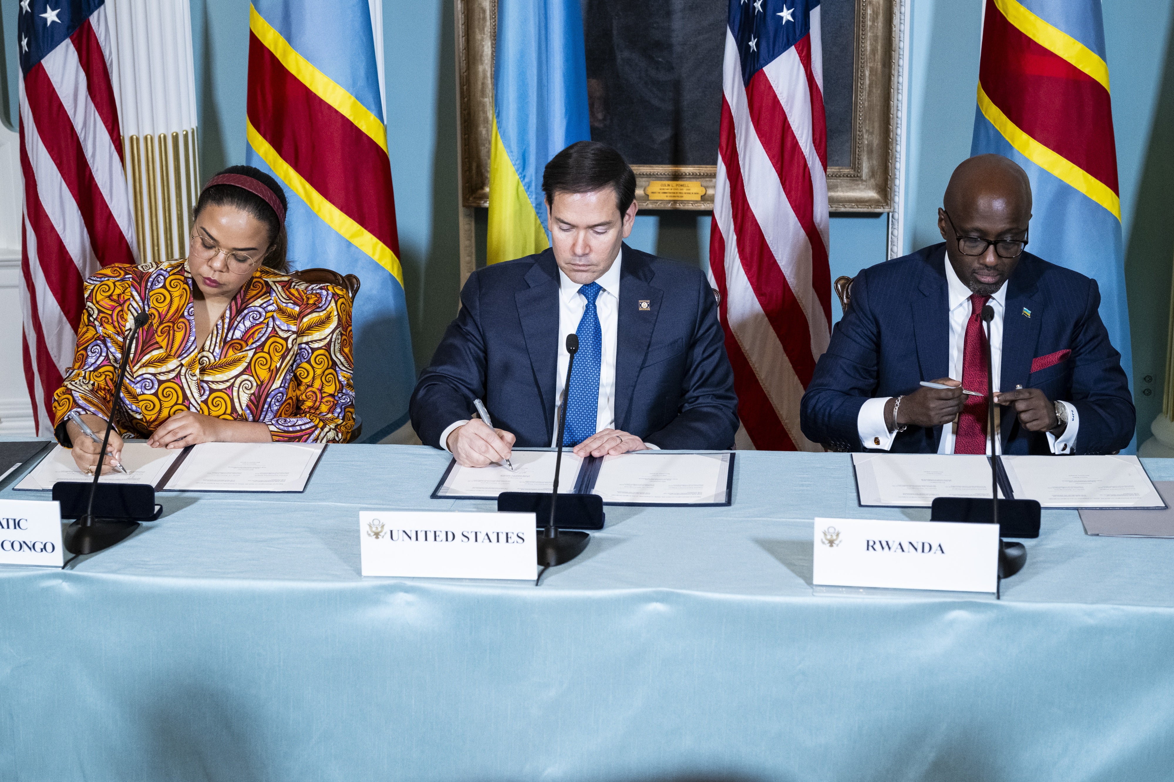 Foreign Minister of the Democratic Republic of Congo Thérèse Kayikwamba Wagner (L), US Secretary of State Marco Rubio (C), and Foreign Minister of Rwanda Olivier Nduhungirehe, signing the Declaration of Principles at the US State Department, Washington, DC, April 25, 2025.
