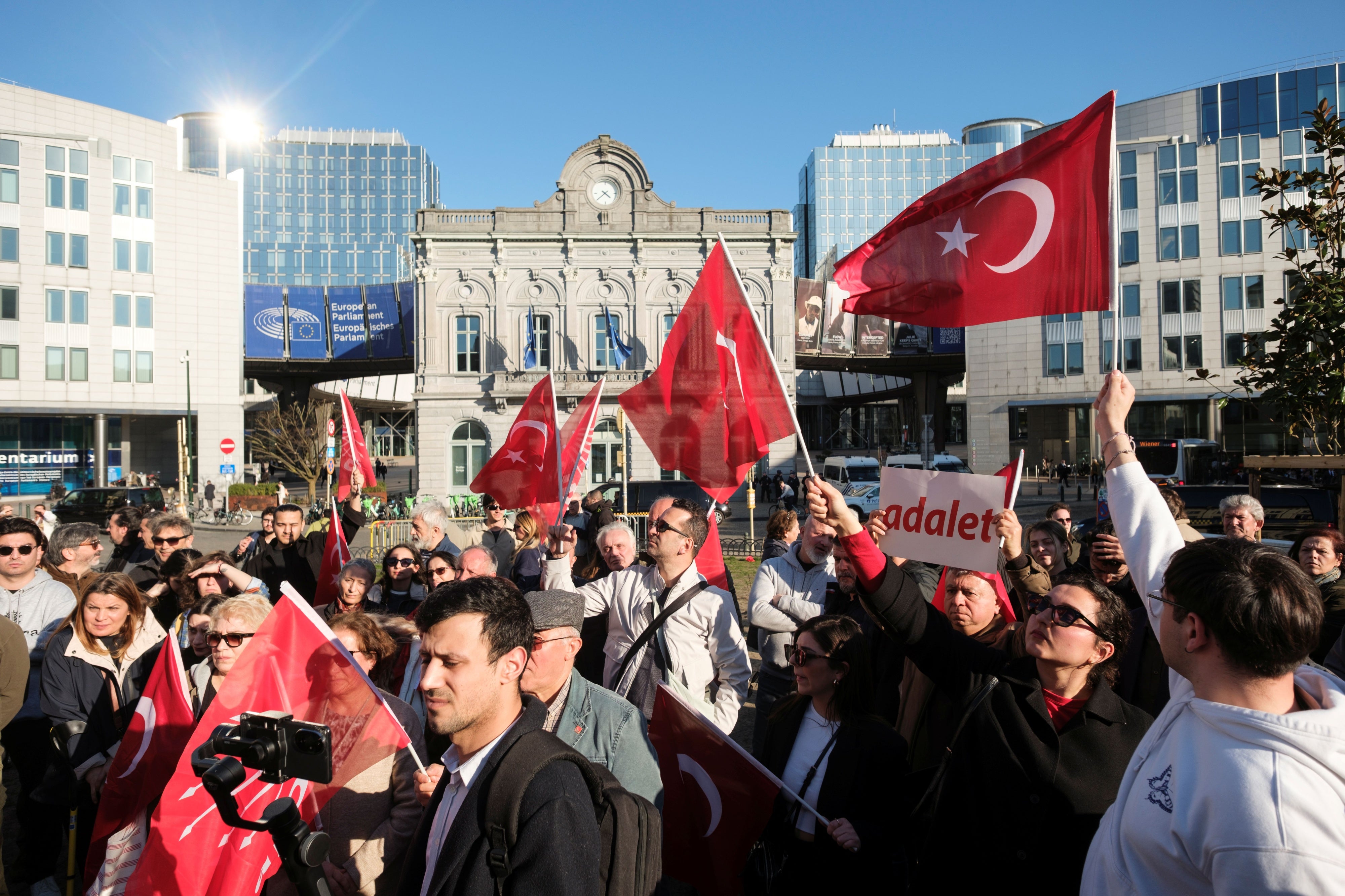 A demonstration against the arrest of Istanbul mayor Ekrem İmamoğlu by members of the Turkish diaspora in the Place du Luxembourg, in front of the European Parliament on March 19, 2025 in Brussels, Belgium.