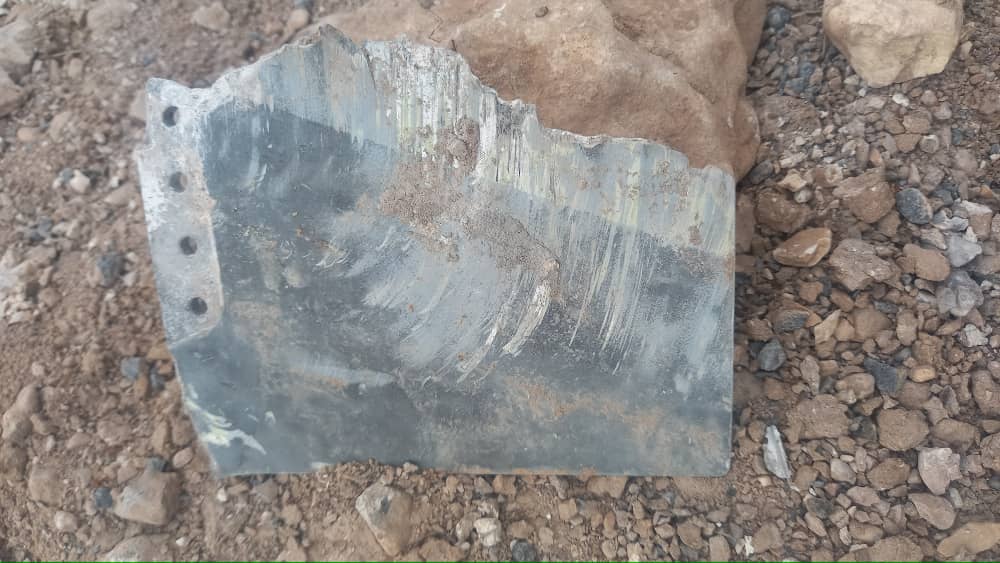 بقايا قنبلة ملقاة من مسيرة تركية الصنع استخدمت في هجوم على مزرعة جنوب كوباني قتل 10 أفراد من عائلة عبدو، مارس/آذار 2025.