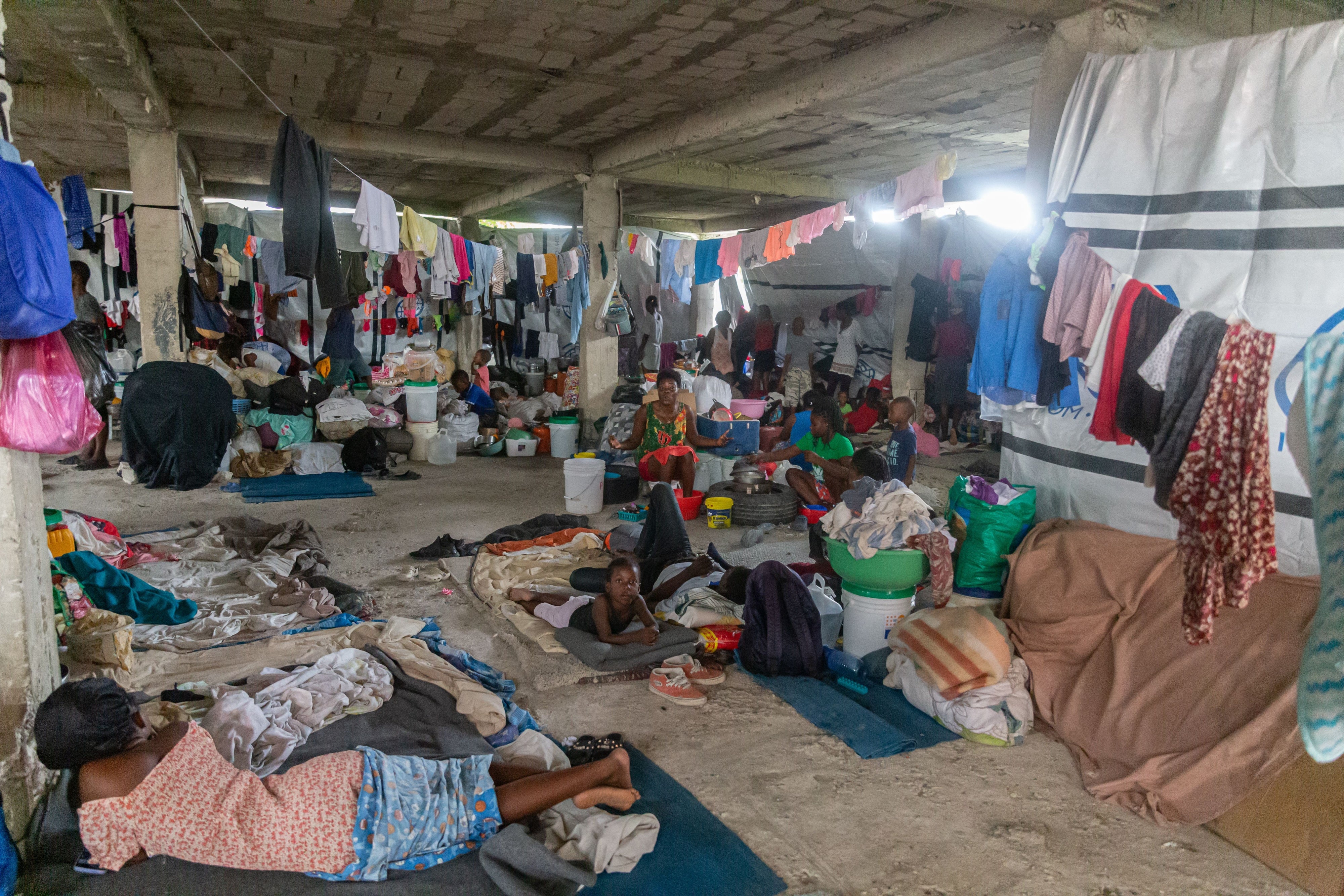 Niños y niñas viven en sitios de refugio improvisados mientras la creciente inseguridad, especialmente en la capital, obliga a las familias a huir de sus antiguos refugios en Puerto Príncipe, Haití, el 16 de abril de 2025.