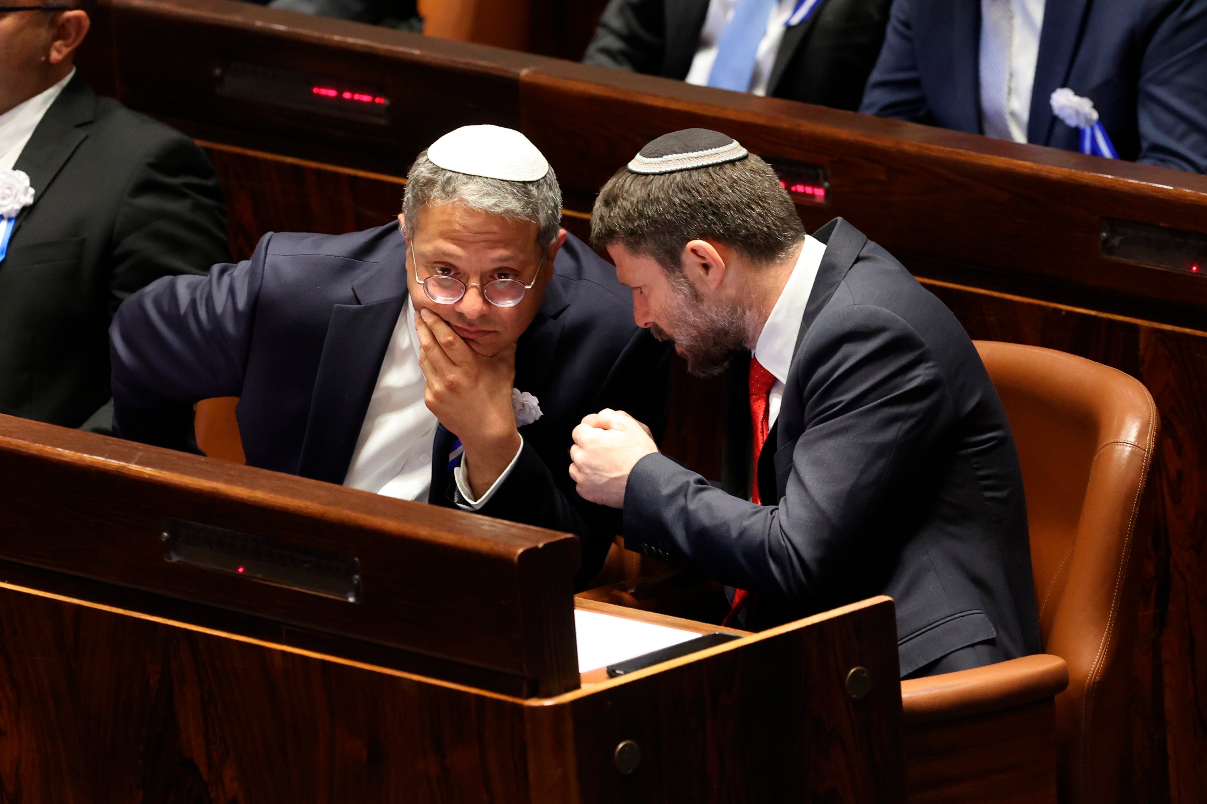 Les hommes politiques israéliens Itamar Ben Gvir (à gauche) et Bezalel Smotrich (à droite), qui étaient alors députés de droite du Parlement (Knesset), discutaient dans l’enceinte de la Knesset à Jérusalem, le 15 novembre 2022.  