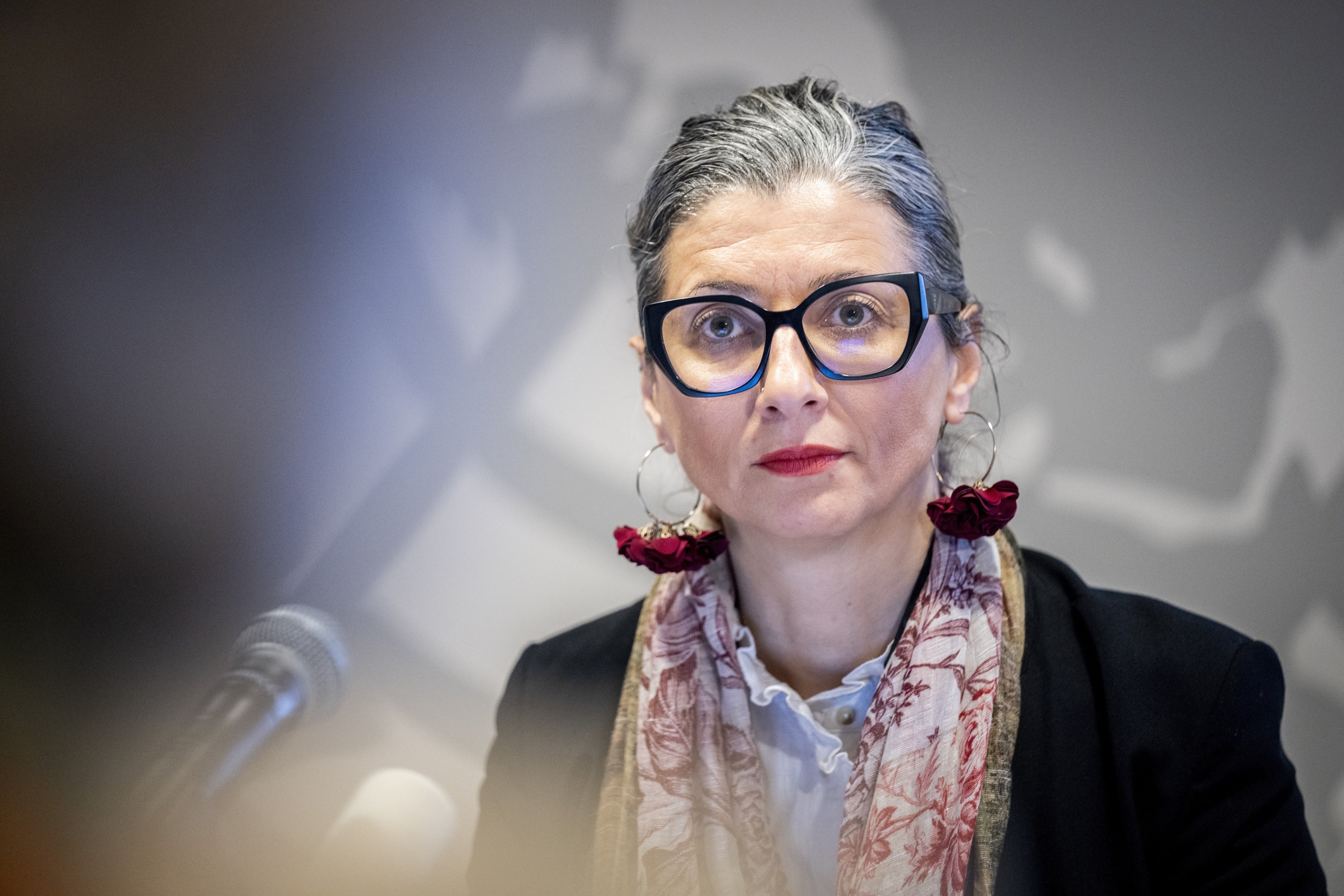 المقررة الخاصة للأمم المتحدة للأراضي الفلسطينية المحتلة فرانشيسكا ألبانيزي خلال مؤتمر صحفي في مقر الأمم المتحدة في كوبنهاغن، الدنمارك، 5 فبراير/شباط 2025. 