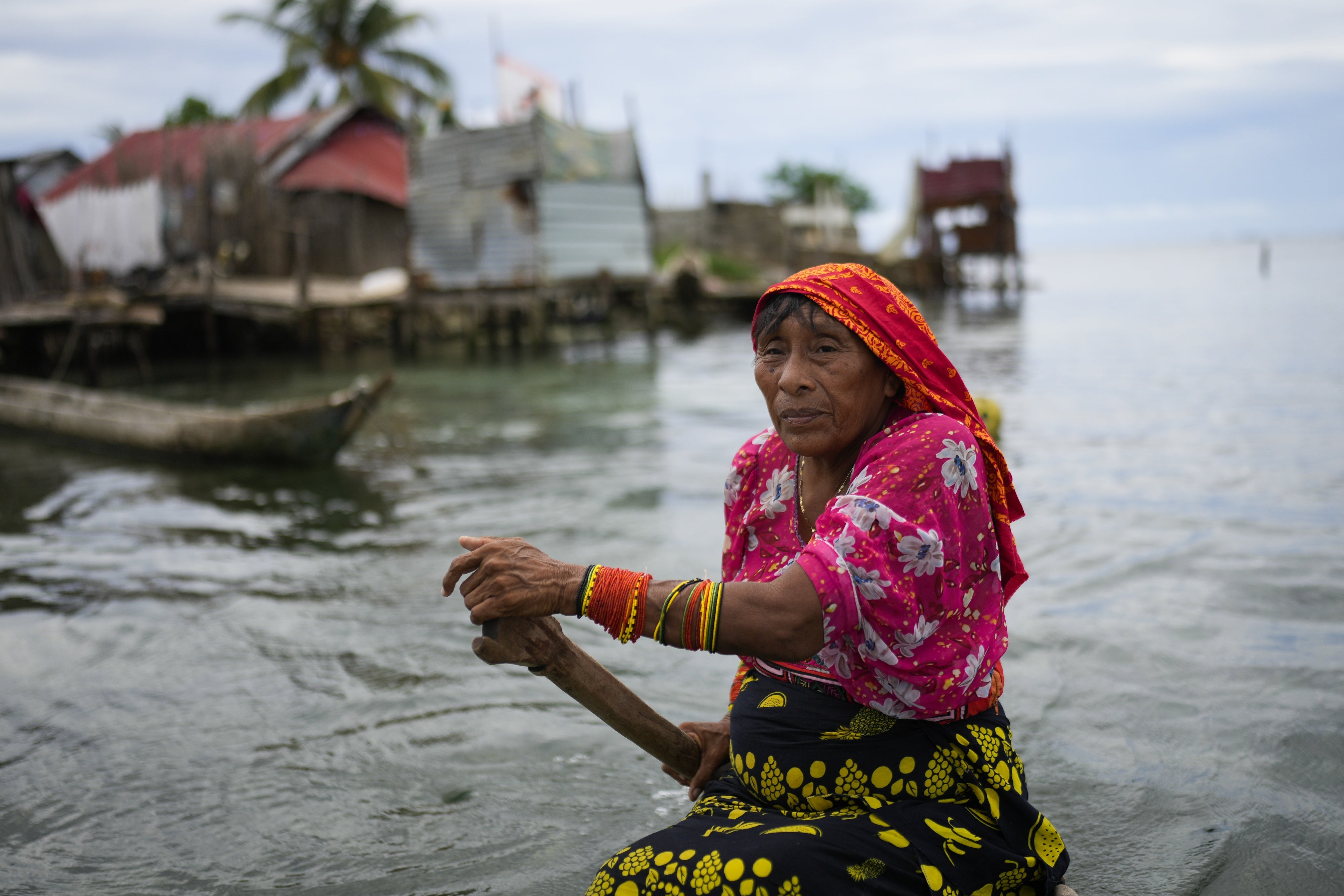 Une habitante de l'île Gardi Sugdub, au large de la côte du Panama, ramait dans une petite embarcation près de cette l'île de plus en plus touchée par la montée de la mer.