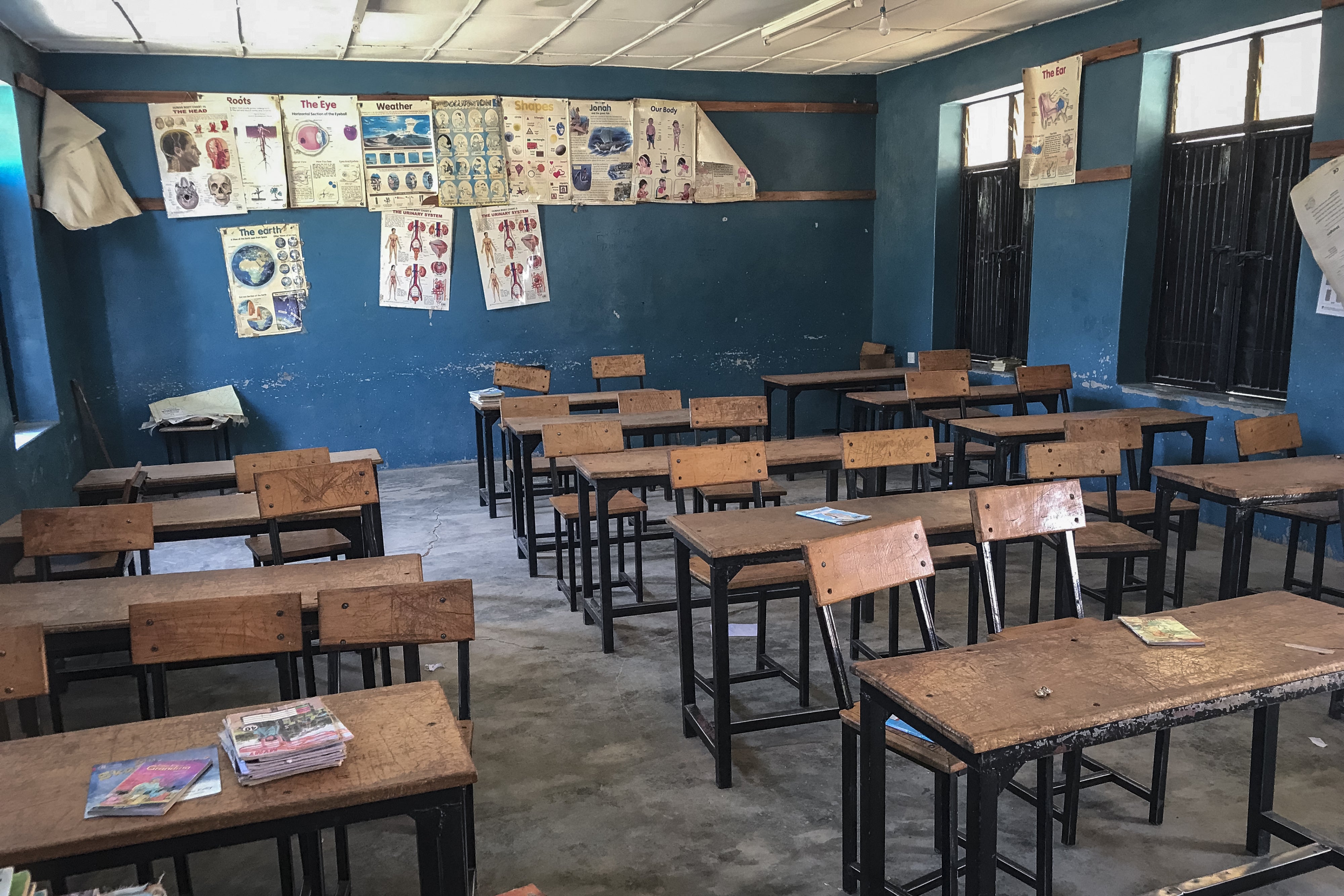 Une salle de classe vide de l'école St. Mary's Catholic School à Papiri (État du Niger), dans le centre-ouest du Nigeria, photographiée le 23 novembre 2025, deux jours après l’enlèvement collectif de plus de 300 élèves et enseignants de cette école.  