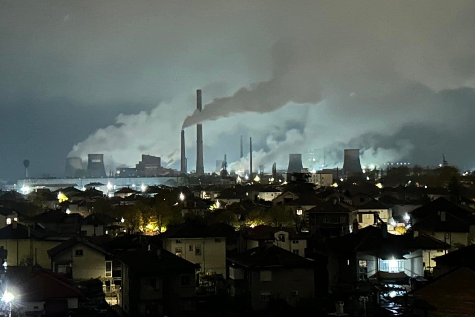 Снимка, направена на 12 ноември 2024 г., показва епизод на силно замърсяване в електроцентрала „Марица 3“ в Димитровград, България. 