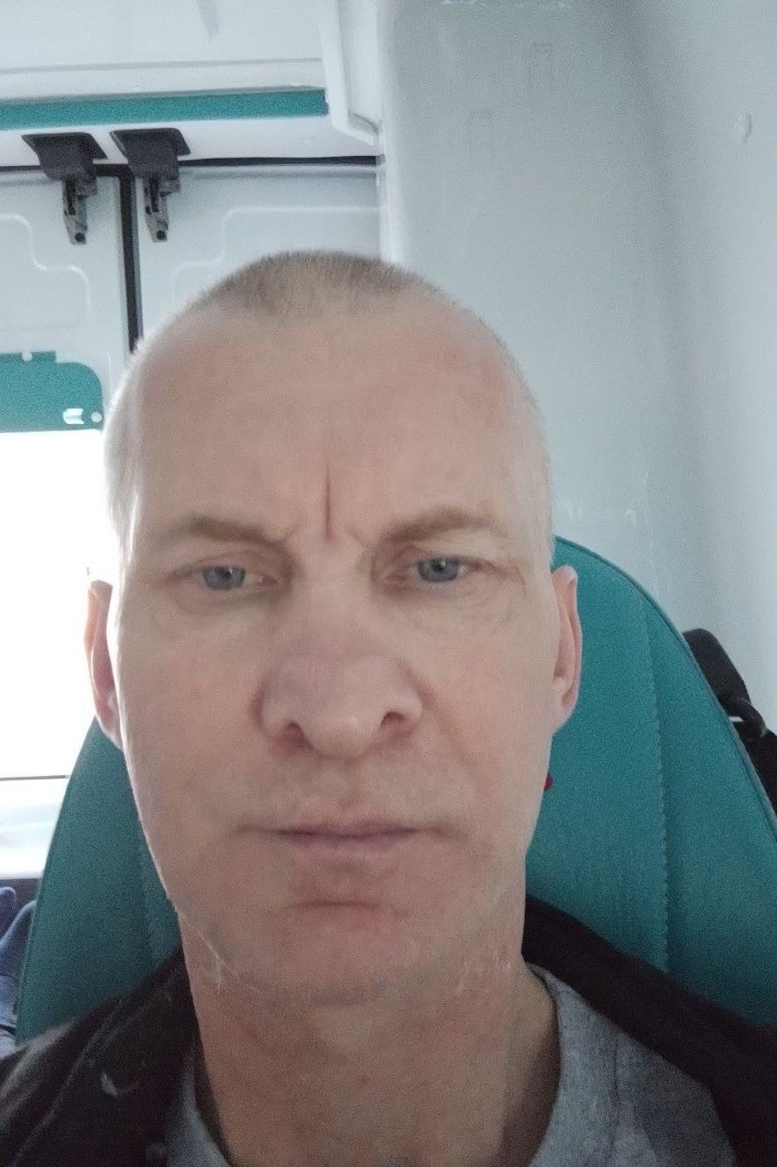 Vladislav Drozdov, photographié peu après sa libération en juin 2025, après avoir détenu pendant 38 mois par les forces russes.