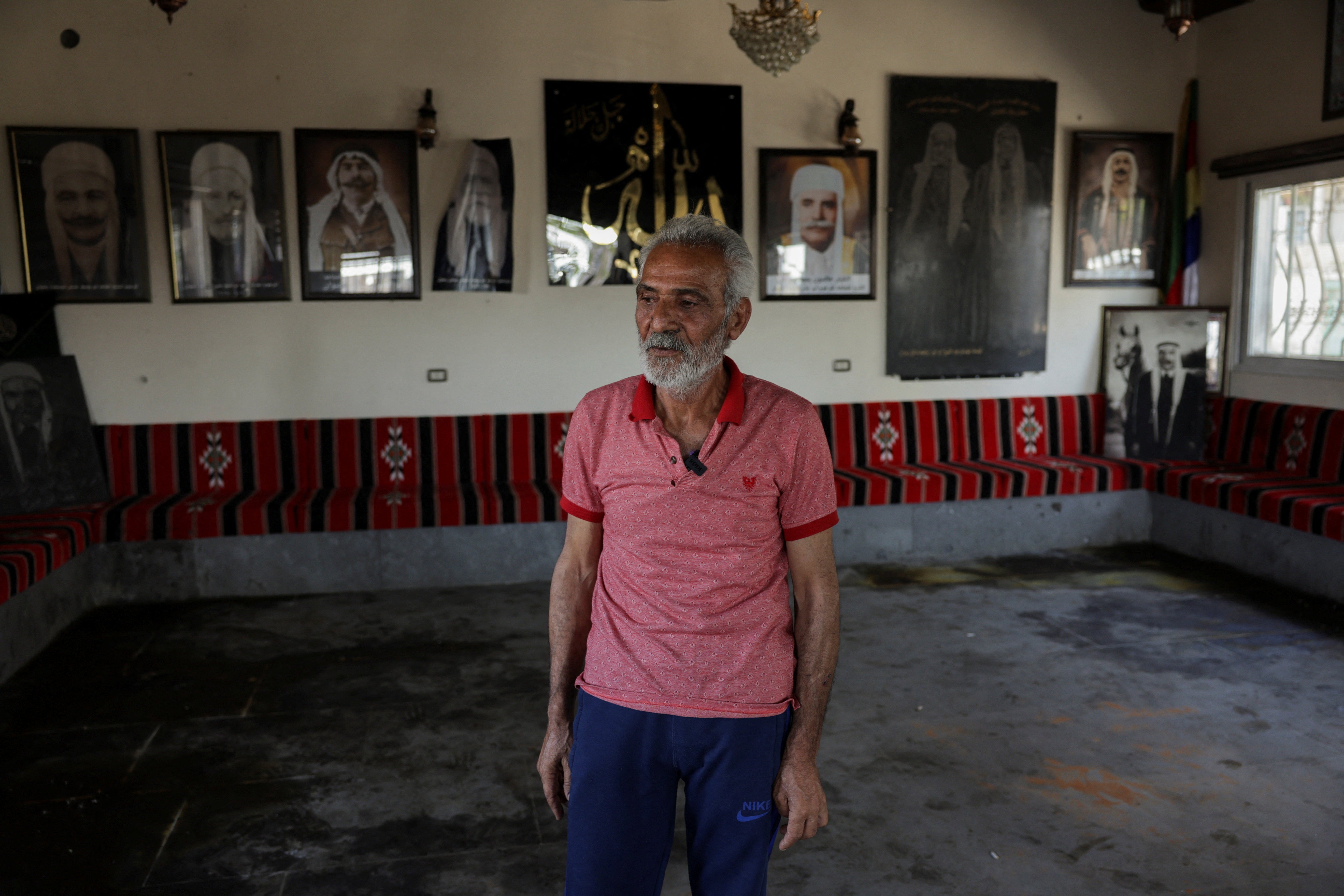 Hatem Radwan, un habitant de Soueïda, ville à majorité druze dans le sud de la Syrie, photographié dans la maison d'hôtes Al-Radwan gérée par sa famille, le 25 juillet 2025. Des traces de sang étaient encore visibles, plusieurs jours après une fusillade mortelle survenue à cet endroit.