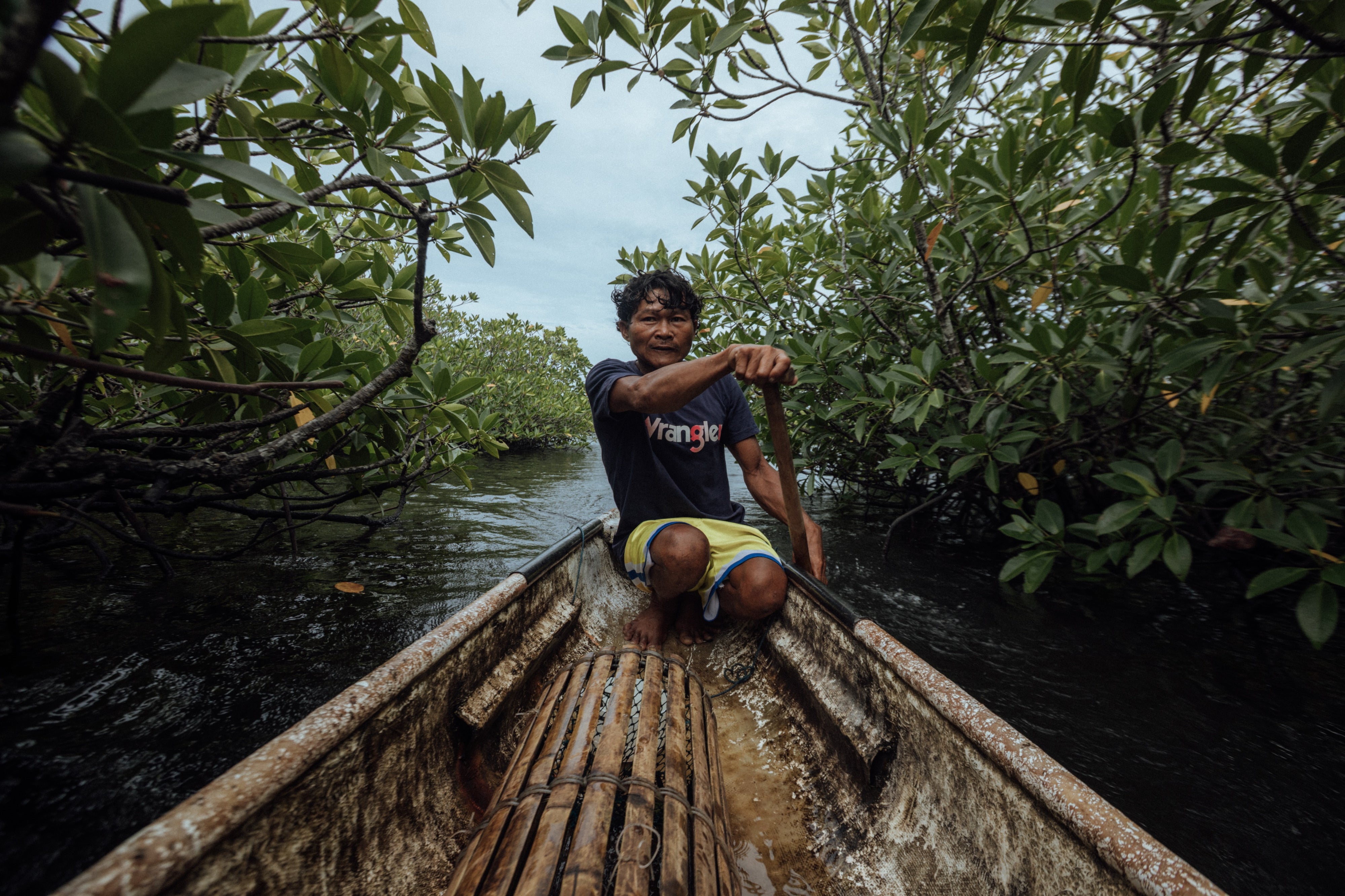 Hasael Compra, un pécheur philippin, ramait dans la zone d’une mangrove au bord de la petite  île de Siargao, dans le sud-est des Philippines, en 2025.